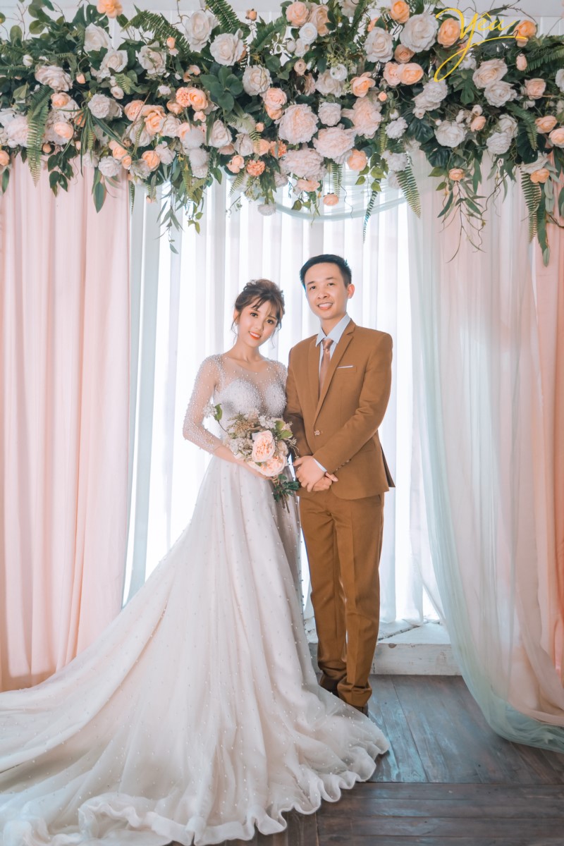 Chụp ảnh cưới ở phố cổ  Phong cách cổ điển là sự lựa chọn rất thích hợp cho các thành phố cổ chụp ảnh cưới    Cặp đôi Hòa - Hương ngoài lựa chọn phong cách yêu thích nhất là nội thành Hà Nội - đã lựa chọn phim trường Smiley Ville - "hoành tráng" nhất Hà Nội để thực hiện bộ ảnh cưới để đời của mình. Yêu Media xin chúc cho cặp đôi này mãi mãi hạnh phúc đến đầu bạc răng long!