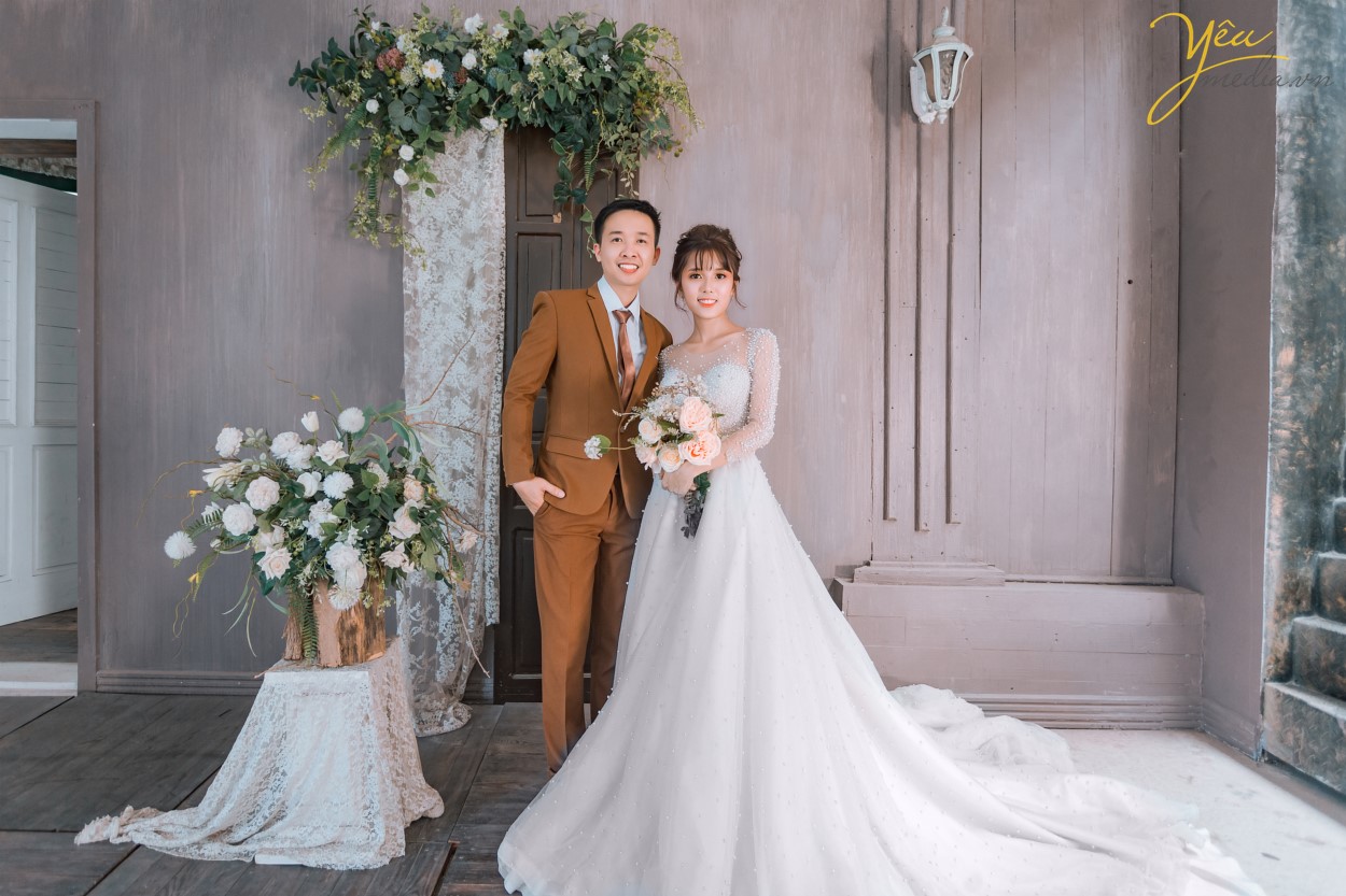 Chụp ảnh cưới ở phố cổ  Phong cách cổ điển là sự lựa chọn rất thích hợp cho các thành phố cổ chụp ảnh cưới    Cặp đôi Hòa - Hương ngoài lựa chọn phong cách yêu thích nhất là nội thành Hà Nội - đã lựa chọn phim trường Smiley Ville - "hoành tráng" nhất Hà Nội để thực hiện bộ ảnh cưới để đời của mình. Yêu Media xin chúc cho cặp đôi này mãi mãi hạnh phúc đến đầu bạc răng long!