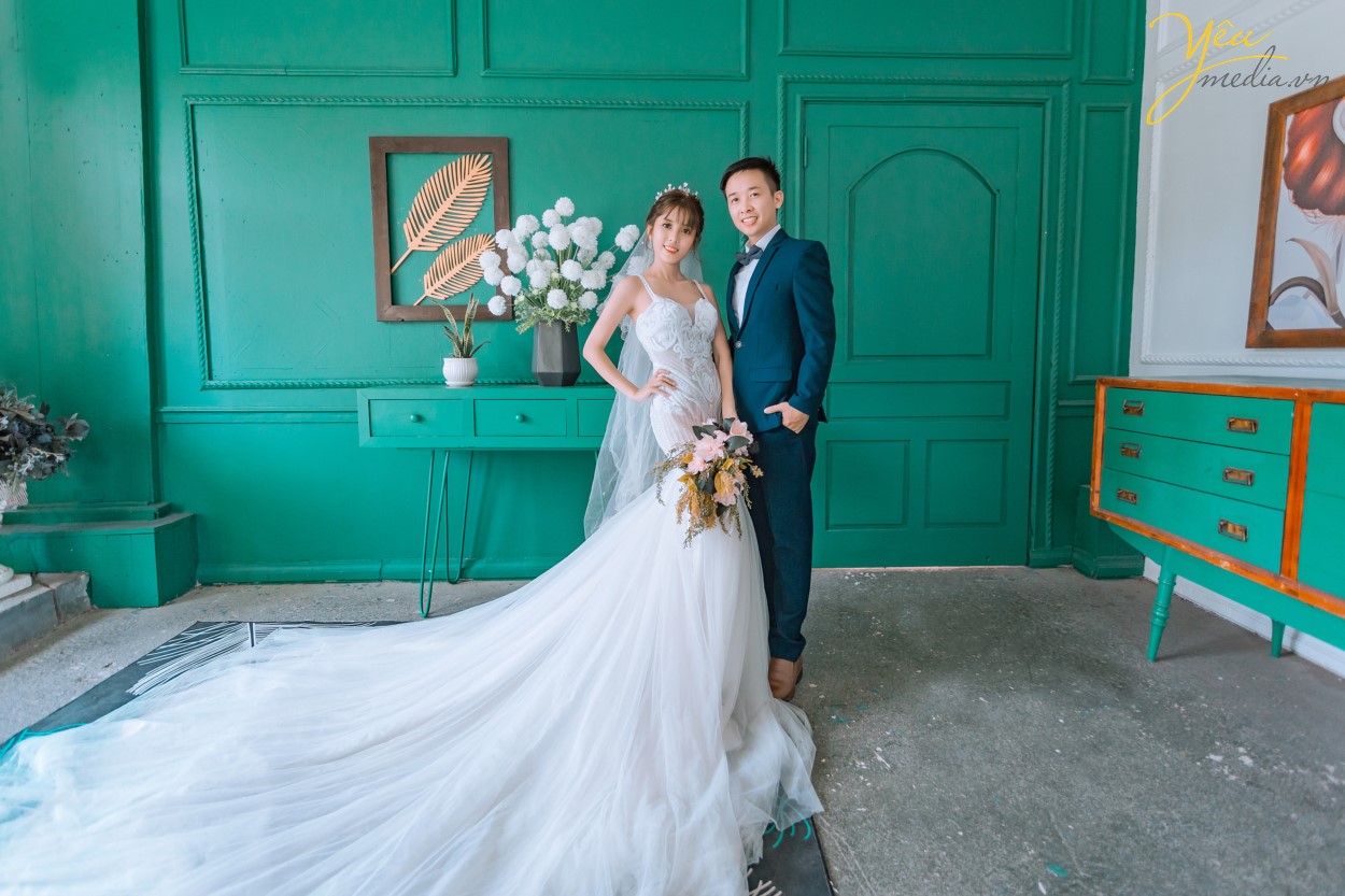 Chụp ảnh cưới ở phố cổ  Phong cách cổ điển là sự lựa chọn rất thích hợp cho các thành phố cổ chụp ảnh cưới    Cặp đôi Hòa - Hương ngoài lựa chọn phong cách yêu thích nhất là nội thành Hà Nội - đã lựa chọn phim trường Smiley Ville - "hoành tráng" nhất Hà Nội để thực hiện bộ ảnh cưới để đời của mình. Yêu Media xin chúc cho cặp đôi này mãi mãi hạnh phúc đến đầu bạc răng long!