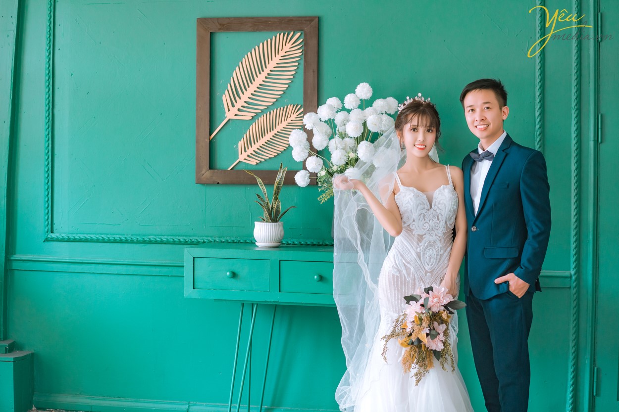 Chụp ảnh cưới ở phố cổ  Phong cách cổ điển là sự lựa chọn rất thích hợp cho các thành phố cổ chụp ảnh cưới    Cặp đôi Hòa - Hương ngoài lựa chọn phong cách yêu thích nhất là nội thành Hà Nội - đã lựa chọn phim trường Smiley Ville - "hoành tráng" nhất Hà Nội để thực hiện bộ ảnh cưới để đời của mình. Yêu Media xin chúc cho cặp đôi này mãi mãi hạnh phúc đến đầu bạc răng long!