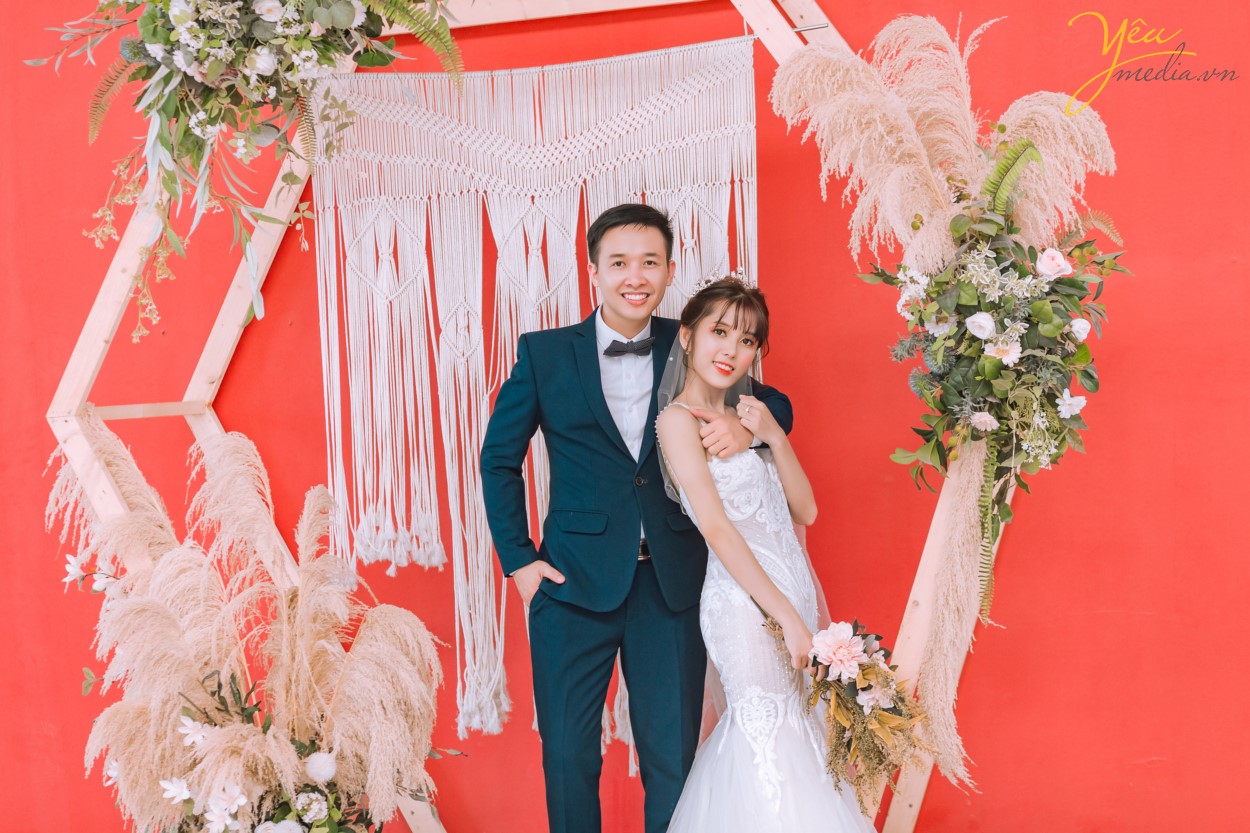 Chụp ảnh cưới ở phố cổ  Phong cách cổ điển là sự lựa chọn rất thích hợp cho các thành phố cổ chụp ảnh cưới    Cặp đôi Hòa - Hương ngoài lựa chọn phong cách yêu thích nhất là nội thành Hà Nội - đã lựa chọn phim trường Smiley Ville - "hoành tráng" nhất Hà Nội để thực hiện bộ ảnh cưới để đời của mình. Yêu Media xin chúc cho cặp đôi này mãi mãi hạnh phúc đến đầu bạc răng long!