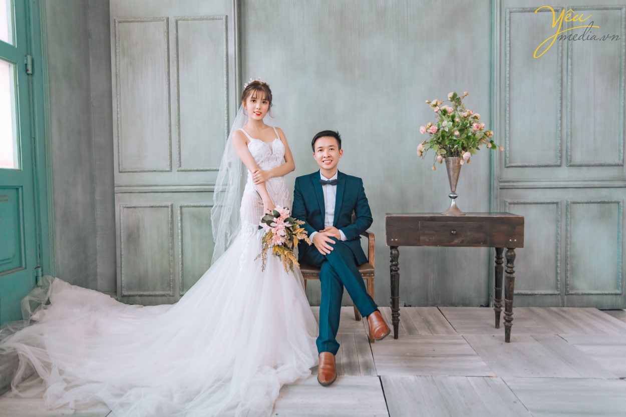 Chụp ảnh cưới ở phố cổ  Phong cách cổ điển là sự lựa chọn rất thích hợp cho các thành phố cổ chụp ảnh cưới    Cặp đôi Hòa - Hương ngoài lựa chọn phong cách yêu thích nhất là nội thành Hà Nội - đã lựa chọn phim trường Smiley Ville - "hoành tráng" nhất Hà Nội để thực hiện bộ ảnh cưới để đời của mình. Yêu Media xin chúc cho cặp đôi này mãi mãi hạnh phúc đến đầu bạc răng long!