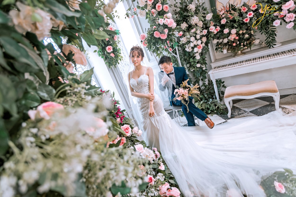 Chụp ảnh cưới ở phố cổ  Phong cách cổ điển là sự lựa chọn rất thích hợp cho các thành phố cổ chụp ảnh cưới    Cặp đôi Hòa - Hương ngoài lựa chọn phong cách yêu thích nhất là nội thành Hà Nội - đã lựa chọn phim trường Smiley Ville - "hoành tráng" nhất Hà Nội để thực hiện bộ ảnh cưới để đời của mình. Yêu Media xin chúc cho cặp đôi này mãi mãi hạnh phúc đến đầu bạc răng long!