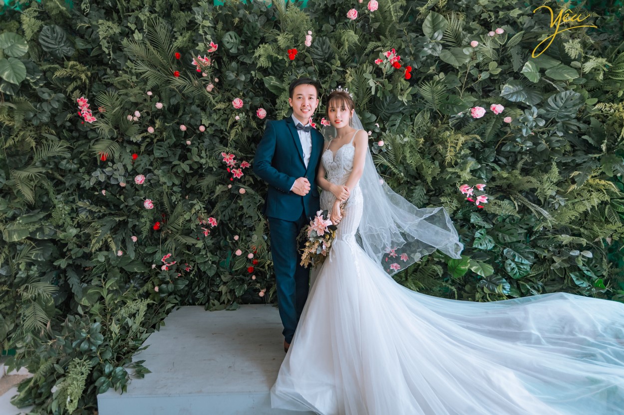 Chụp ảnh cưới ở phố cổ  Phong cách cổ điển là sự lựa chọn rất thích hợp cho các thành phố cổ chụp ảnh cưới    Cặp đôi Hòa - Hương ngoài lựa chọn phong cách yêu thích nhất là nội thành Hà Nội - đã lựa chọn phim trường Smiley Ville - "hoành tráng" nhất Hà Nội để thực hiện bộ ảnh cưới để đời của mình. Yêu Media xin chúc cho cặp đôi này mãi mãi hạnh phúc đến đầu bạc răng long!