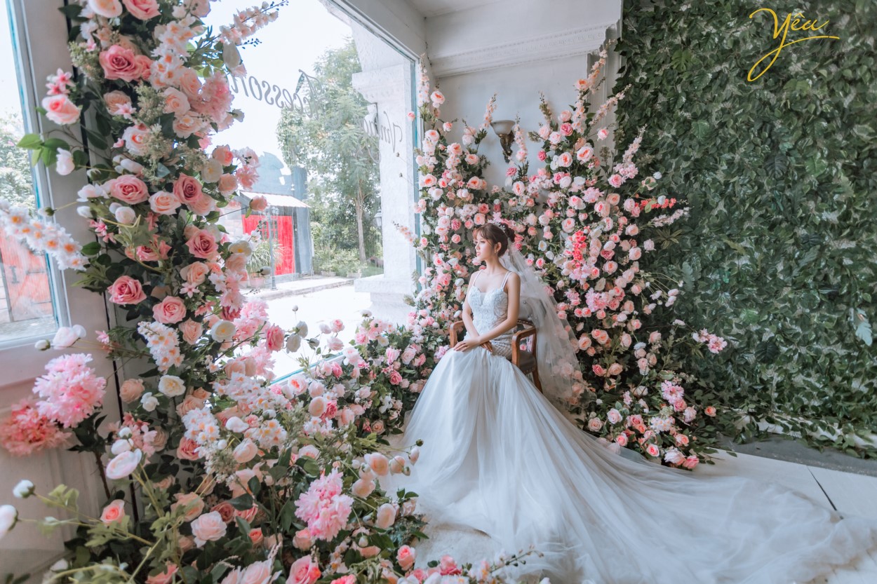 Chụp ảnh cưới ở phố cổ  Phong cách cổ điển là sự lựa chọn rất thích hợp cho các thành phố cổ chụp ảnh cưới    Cặp đôi Hòa - Hương ngoài lựa chọn phong cách yêu thích nhất là nội thành Hà Nội - đã lựa chọn phim trường Smiley Ville - "hoành tráng" nhất Hà Nội để thực hiện bộ ảnh cưới để đời của mình. Yêu Media xin chúc cho cặp đôi này mãi mãi hạnh phúc đến đầu bạc răng long!