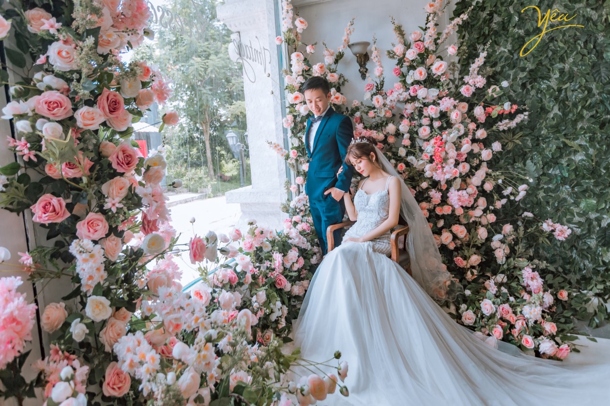 Chụp ảnh cưới ở phố cổ  Phong cách cổ điển là sự lựa chọn rất thích hợp cho các thành phố cổ chụp ảnh cưới    Cặp đôi Hòa - Hương ngoài lựa chọn phong cách yêu thích nhất là nội thành Hà Nội - đã lựa chọn phim trường Smiley Ville - "hoành tráng" nhất Hà Nội để thực hiện bộ ảnh cưới để đời của mình. Yêu Media xin chúc cho cặp đôi này mãi mãi hạnh phúc đến đầu bạc răng long!