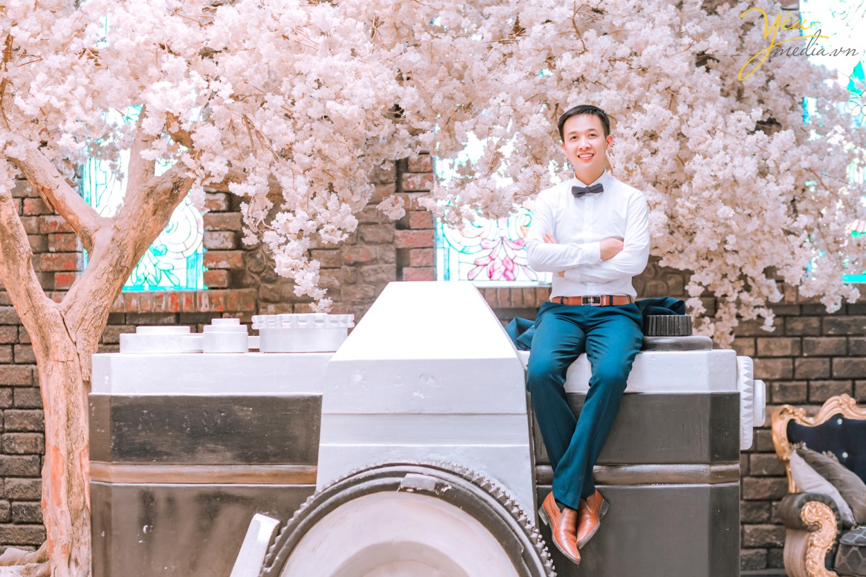 Chụp ảnh cưới ở phố cổ  Phong cách cổ điển là sự lựa chọn rất thích hợp cho các thành phố cổ chụp ảnh cưới    Cặp đôi Hòa - Hương ngoài lựa chọn phong cách yêu thích nhất là nội thành Hà Nội - đã lựa chọn phim trường Smiley Ville - "hoành tráng" nhất Hà Nội để thực hiện bộ ảnh cưới để đời của mình. Yêu Media xin chúc cho cặp đôi này mãi mãi hạnh phúc đến đầu bạc răng long!