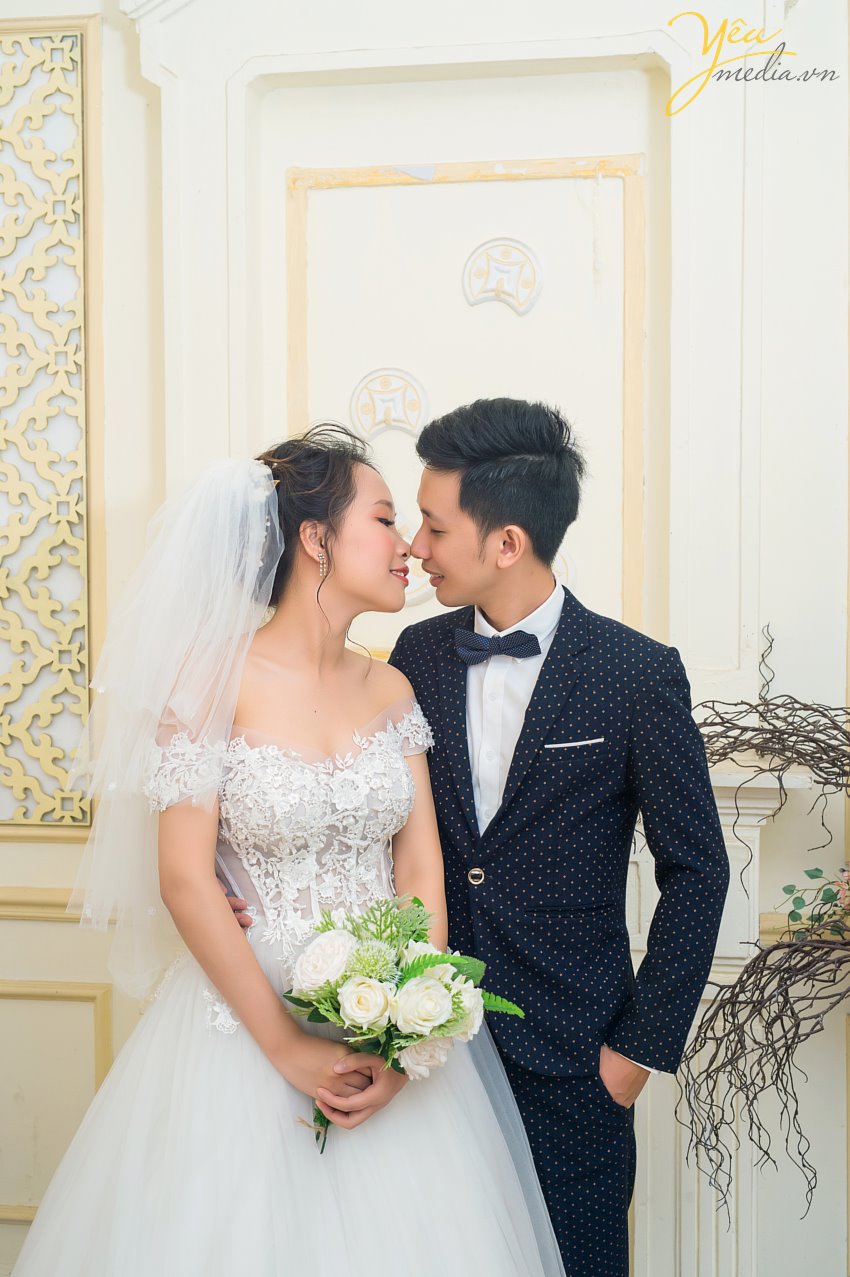 Tuy nhiên, không phải ai cũng có điều kiện về thời gian cho vài ngày đi chụp, vì vậy Yêu media muốn giới thiệu với các bạn gói chụp ảnh trong phim trường Rosa tại Lê Trọng Tấn - Hà Nội - 1 địa điểm chỉ 10 phút di chuyển từ ngã tư sở, rất gần mà lại nhiều bối cảnh để cô dâu chú rể có thể thỏa sức "pose hình". Mặc dù chỉ chọn gói chụp lấy ảnh phóng để treo tại tiệc cưới và tại tân gia, không cần làm album hình, nhưng cặp đôi này cũng đã mang về được rất nhiều ảnh đẹp của buổi chụp, với nhiều trang phục và nhiều background khác nhau.