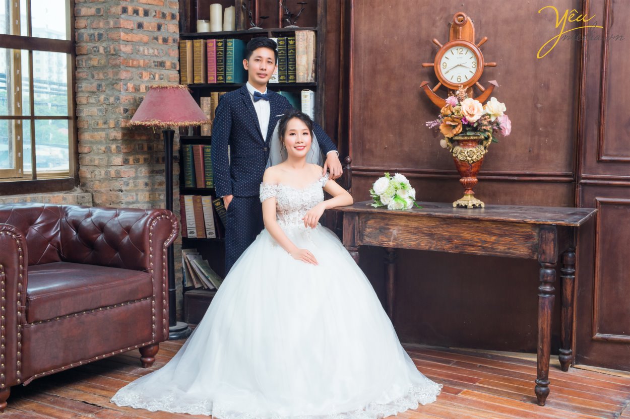 Tuy nhiên, không phải ai cũng có điều kiện về thời gian cho vài ngày đi chụp, vì vậy Yêu media muốn giới thiệu với các bạn gói chụp ảnh trong phim trường Rosa tại Lê Trọng Tấn - Hà Nội - 1 địa điểm chỉ 10 phút di chuyển từ ngã tư sở, rất gần mà lại nhiều bối cảnh để cô dâu chú rể có thể thỏa sức "pose hình". Mặc dù chỉ chọn gói chụp lấy ảnh phóng để treo tại tiệc cưới và tại tân gia, không cần làm album hình, nhưng cặp đôi này cũng đã mang về được rất nhiều ảnh đẹp của buổi chụp, với nhiều trang phục và nhiều background khác nhau.