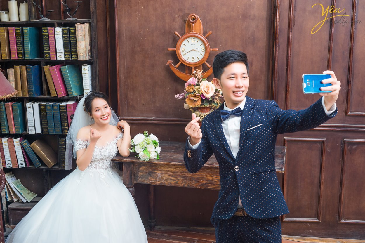 Tuy nhiên, không phải ai cũng có điều kiện về thời gian cho vài ngày đi chụp, vì vậy Yêu media muốn giới thiệu với các bạn gói chụp ảnh trong phim trường Rosa tại Lê Trọng Tấn - Hà Nội - 1 địa điểm chỉ 10 phút di chuyển từ ngã tư sở, rất gần mà lại nhiều bối cảnh để cô dâu chú rể có thể thỏa sức "pose hình". Mặc dù chỉ chọn gói chụp lấy ảnh phóng để treo tại tiệc cưới và tại tân gia, không cần làm album hình, nhưng cặp đôi này cũng đã mang về được rất nhiều ảnh đẹp của buổi chụp, với nhiều trang phục và nhiều background khác nhau.