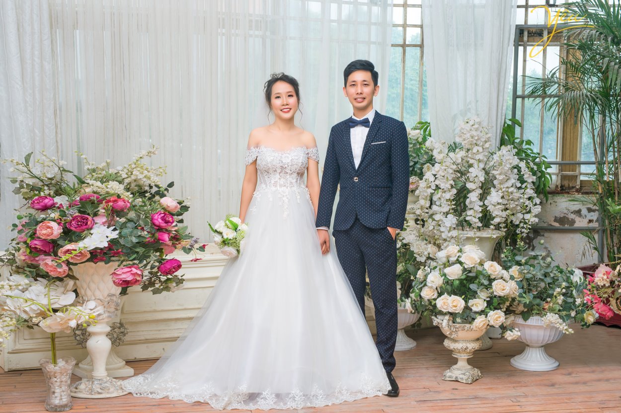 Tuy nhiên, không phải ai cũng có điều kiện về thời gian cho vài ngày đi chụp, vì vậy Yêu media muốn giới thiệu với các bạn gói chụp ảnh trong phim trường Rosa tại Lê Trọng Tấn - Hà Nội - 1 địa điểm chỉ 10 phút di chuyển từ ngã tư sở, rất gần mà lại nhiều bối cảnh để cô dâu chú rể có thể thỏa sức "pose hình". Mặc dù chỉ chọn gói chụp lấy ảnh phóng để treo tại tiệc cưới và tại tân gia, không cần làm album hình, nhưng cặp đôi này cũng đã mang về được rất nhiều ảnh đẹp của buổi chụp, với nhiều trang phục và nhiều background khác nhau.