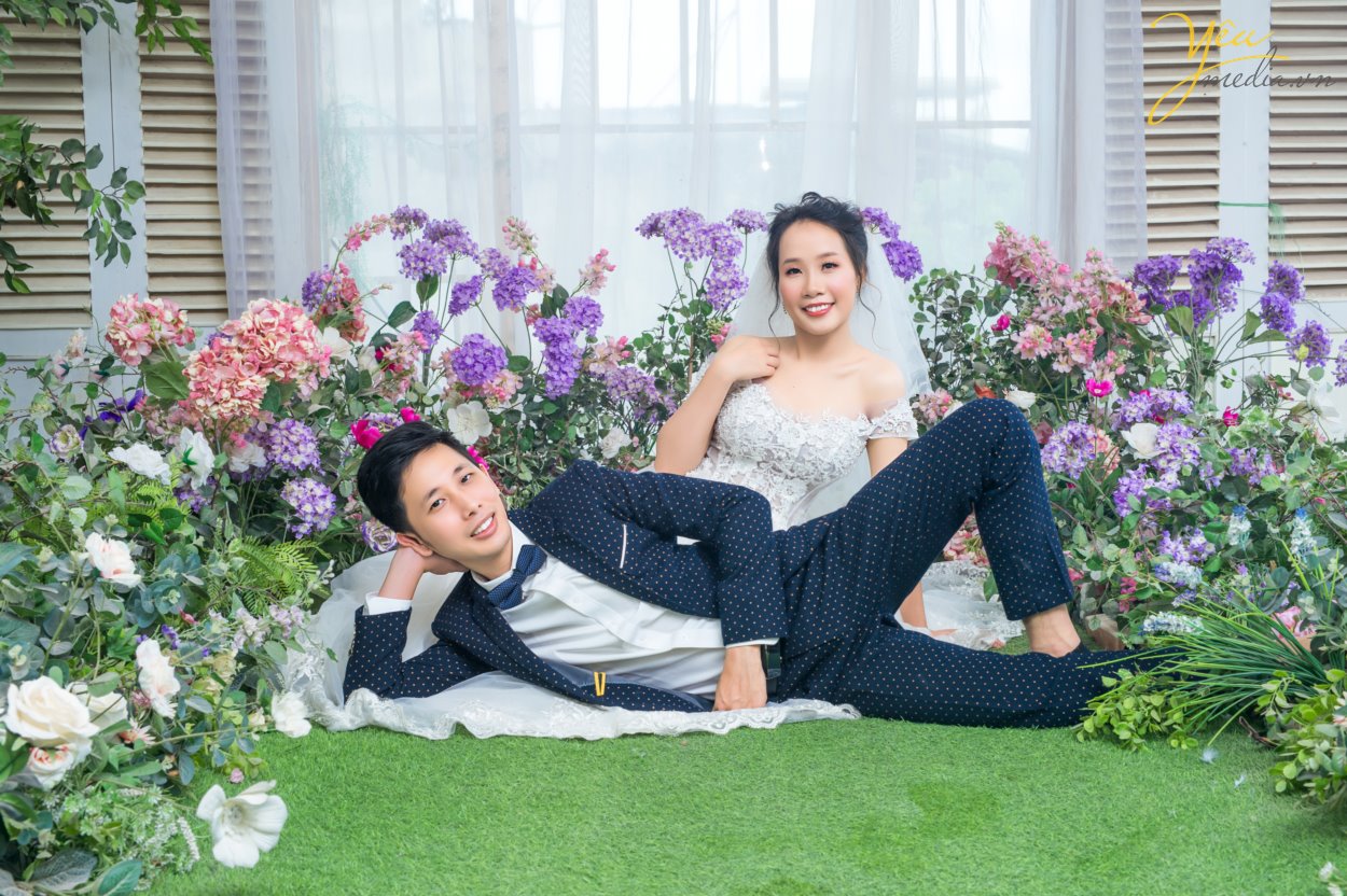Tuy nhiên, không phải ai cũng có điều kiện về thời gian cho vài ngày đi chụp, vì vậy Yêu media muốn giới thiệu với các bạn gói chụp ảnh trong phim trường Rosa tại Lê Trọng Tấn - Hà Nội - 1 địa điểm chỉ 10 phút di chuyển từ ngã tư sở, rất gần mà lại nhiều bối cảnh để cô dâu chú rể có thể thỏa sức "pose hình". Mặc dù chỉ chọn gói chụp lấy ảnh phóng để treo tại tiệc cưới và tại tân gia, không cần làm album hình, nhưng cặp đôi này cũng đã mang về được rất nhiều ảnh đẹp của buổi chụp, với nhiều trang phục và nhiều background khác nhau.
