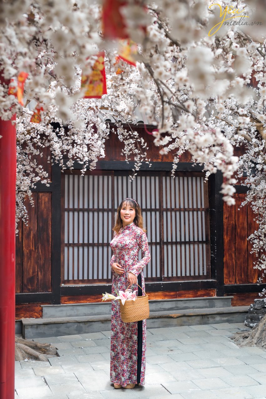 Tuy nhiên, không phải ai cũng có điều kiện về thời gian cho vài ngày đi chụp, vì vậy Yêu media muốn giới thiệu với các bạn gói chụp ảnh trong phim trường Rosa tại Lê Trọng Tấn - Hà Nội - 1 địa điểm chỉ 10 phút di chuyển từ ngã tư sở, rất gần mà lại nhiều bối cảnh để cô dâu chú rể có thể thỏa sức "pose hình". Mặc dù chỉ chọn gói chụp lấy ảnh phóng để treo tại tiệc cưới và tại tân gia, không cần làm album hình, nhưng cặp đôi này cũng đã mang về được rất nhiều ảnh đẹp của buổi chụp, với nhiều trang phục và nhiều background khác nhau.