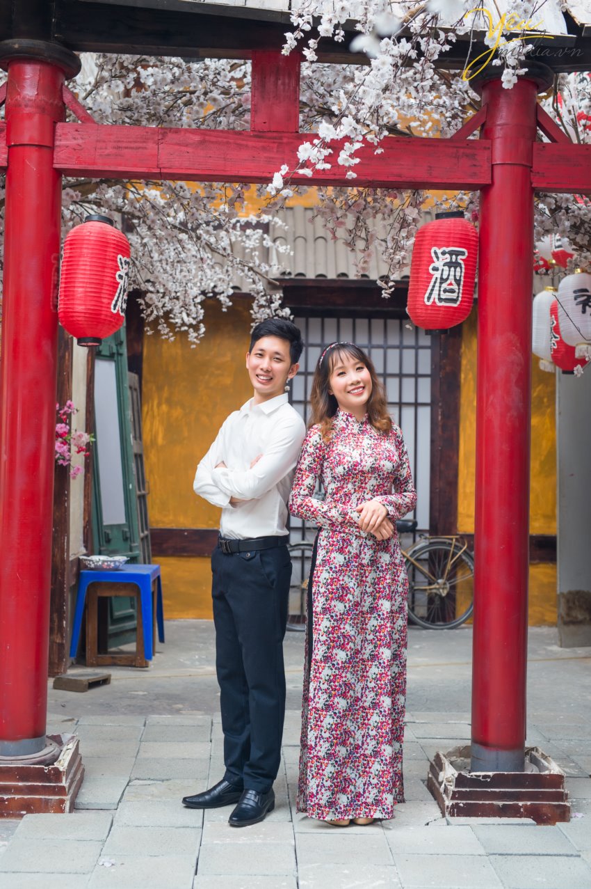 Tuy nhiên, không phải ai cũng có điều kiện về thời gian cho vài ngày đi chụp, vì vậy Yêu media muốn giới thiệu với các bạn gói chụp ảnh trong phim trường Rosa tại Lê Trọng Tấn - Hà Nội - 1 địa điểm chỉ 10 phút di chuyển từ ngã tư sở, rất gần mà lại nhiều bối cảnh để cô dâu chú rể có thể thỏa sức "pose hình". Mặc dù chỉ chọn gói chụp lấy ảnh phóng để treo tại tiệc cưới và tại tân gia, không cần làm album hình, nhưng cặp đôi này cũng đã mang về được rất nhiều ảnh đẹp của buổi chụp, với nhiều trang phục và nhiều background khác nhau.