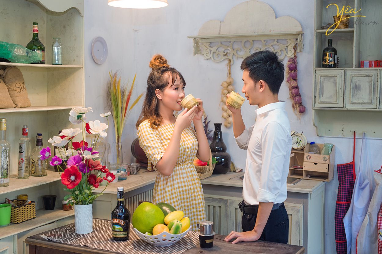 Tuy nhiên, không phải ai cũng có điều kiện về thời gian cho vài ngày đi chụp, vì vậy Yêu media muốn giới thiệu với các bạn gói chụp ảnh trong phim trường Rosa tại Lê Trọng Tấn - Hà Nội - 1 địa điểm chỉ 10 phút di chuyển từ ngã tư sở, rất gần mà lại nhiều bối cảnh để cô dâu chú rể có thể thỏa sức "pose hình". Mặc dù chỉ chọn gói chụp lấy ảnh phóng để treo tại tiệc cưới và tại tân gia, không cần làm album hình, nhưng cặp đôi này cũng đã mang về được rất nhiều ảnh đẹp của buổi chụp, với nhiều trang phục và nhiều background khác nhau.