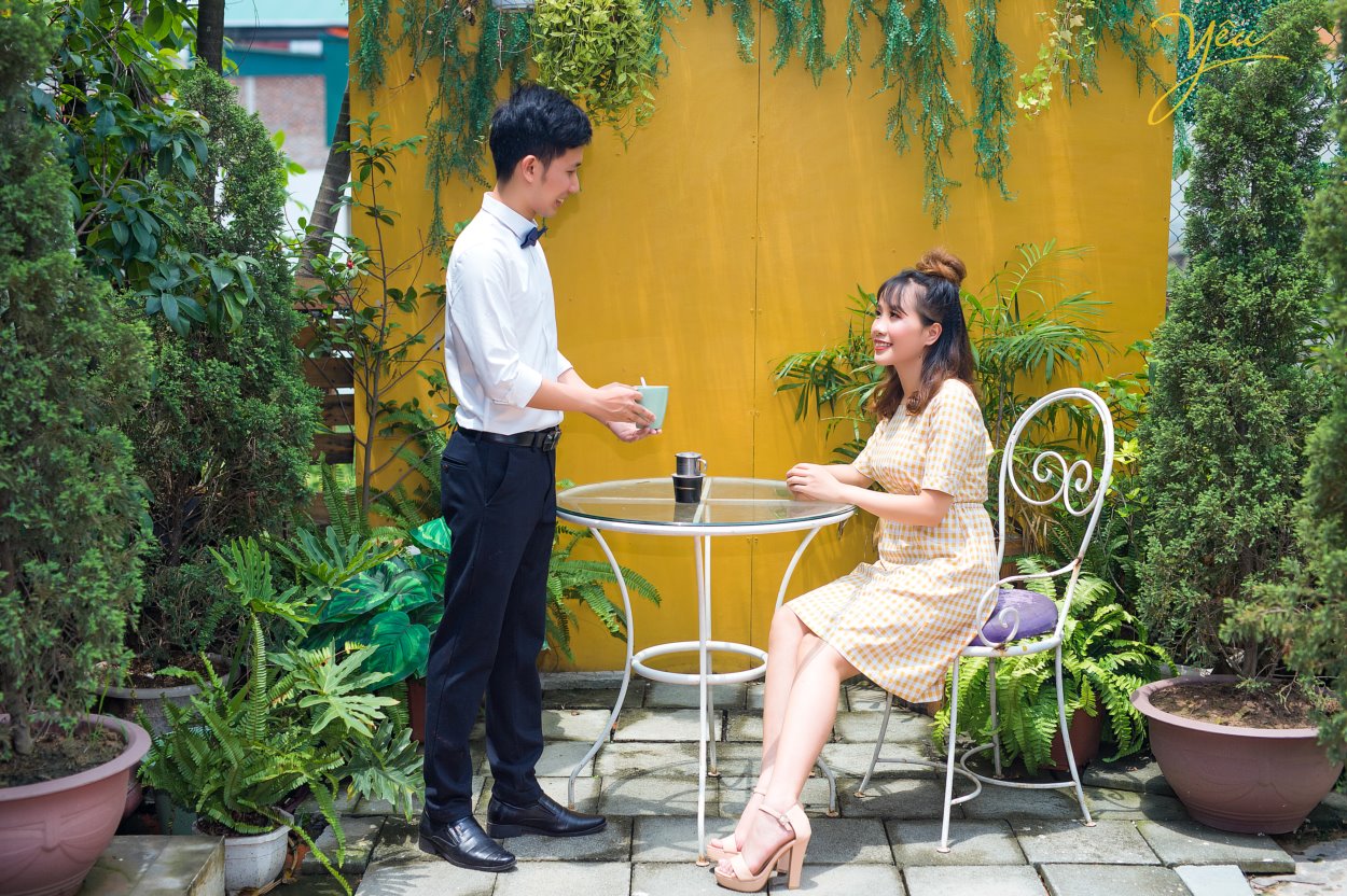 Tuy nhiên, không phải ai cũng có điều kiện về thời gian cho vài ngày đi chụp, vì vậy Yêu media muốn giới thiệu với các bạn gói chụp ảnh trong phim trường Rosa tại Lê Trọng Tấn - Hà Nội - 1 địa điểm chỉ 10 phút di chuyển từ ngã tư sở, rất gần mà lại nhiều bối cảnh để cô dâu chú rể có thể thỏa sức "pose hình". Mặc dù chỉ chọn gói chụp lấy ảnh phóng để treo tại tiệc cưới và tại tân gia, không cần làm album hình, nhưng cặp đôi này cũng đã mang về được rất nhiều ảnh đẹp của buổi chụp, với nhiều trang phục và nhiều background khác nhau.