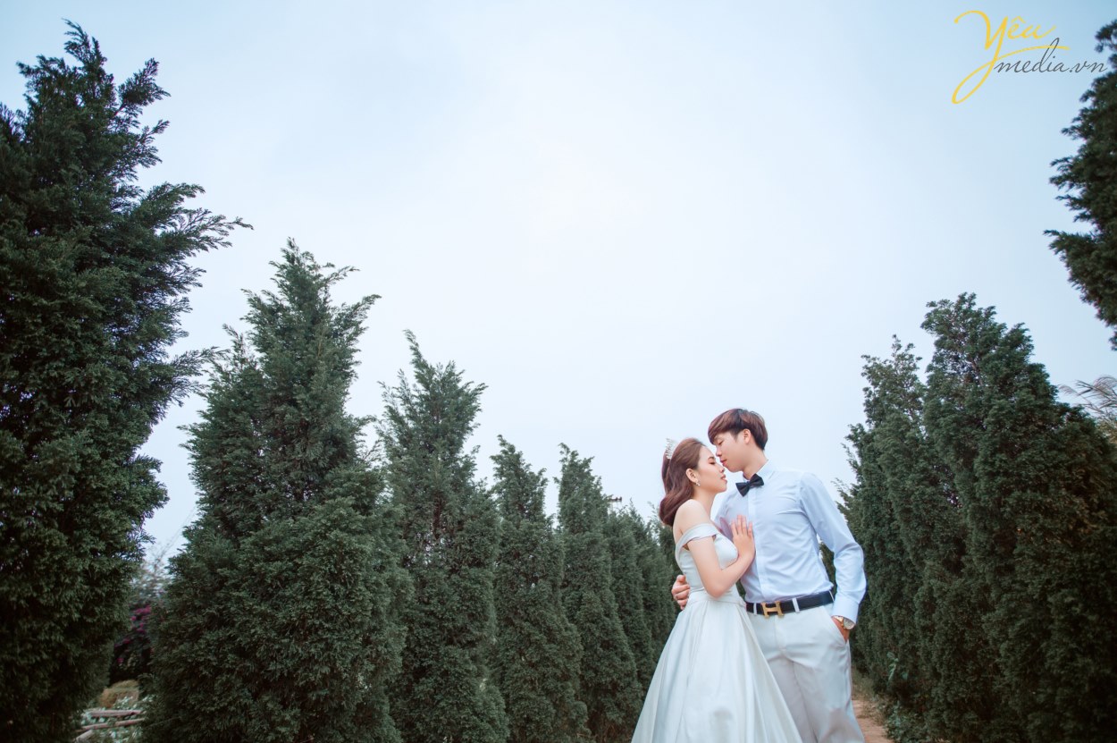 Khi chụp hình cưới theo phong cách Hàn Quốc thì những Nhiếp ảnh gia sẽ tận dụng tối đa ánh sáng tự nhiên để làm bức ảnh mềm mại, chân thực nhất.