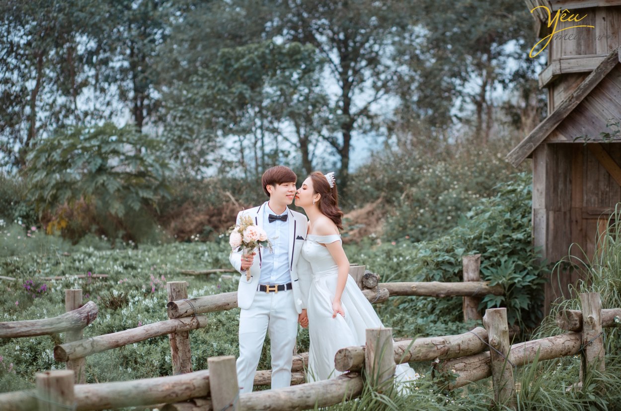 Đa dạng các gói quay chụp ảnh cưới. Nhiều ưu đãi. Dịch vụ tận tình. Gọi ngay! Nhận ngay chương trình khuyến mại lớn nhất năm. Nước ảnh đẹp độc quyền. Ảnh tự nhiên giàu cảm xúc. Chụp tại VN và nước ngoài. Phong cách độc, tự nhiên. Thiết bị chụp hiện đại. Ekip giỏi, thẩm mỹ cao.