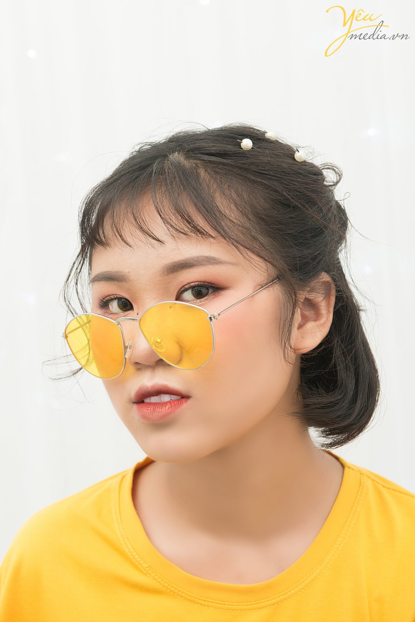 Kiếm được một đứa bạn thân và hợp tính cách với nhau là điều không hề dễ dàng. Bởi vì, tình yêu có thể đến rồi đi nhưng chắc chắn rằng con bạn thân chính là đứa bám riết lấy bạn cả đời. Vậy thì, tại sao không bỏ túi những bí kíp chụp hình nhắng nhít với bạn thân để sau này chú rể của nó sẽ ghen tỵ trước hạnh phúc của hai đứa nhỉ? Cùng tham khảo một số kiểu chụp hình đáng yêu mà Yêu Media đã thực hiện cho đôi bạn thân Chip - Diiny để bắt tay con bạn thân tạo một album siêu dễ thương của riêng hai đứa nhé!