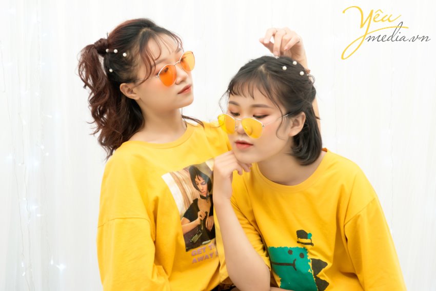Kiếm được một đứa bạn thân và hợp tính cách với nhau là điều không hề dễ dàng. Bởi vì, tình yêu có thể đến rồi đi nhưng chắc chắn rằng con bạn thân chính là đứa bám riết lấy bạn cả đời. Vậy thì, tại sao không bỏ túi những bí kíp chụp hình nhắng nhít với bạn thân để sau này chú rể của nó sẽ ghen tỵ trước hạnh phúc của hai đứa nhỉ? Cùng tham khảo một số kiểu chụp hình đáng yêu mà Yêu Media đã thực hiện cho đôi bạn thân Chip - Diiny để bắt tay con bạn thân tạo một album siêu dễ thương của riêng hai đứa nhé!