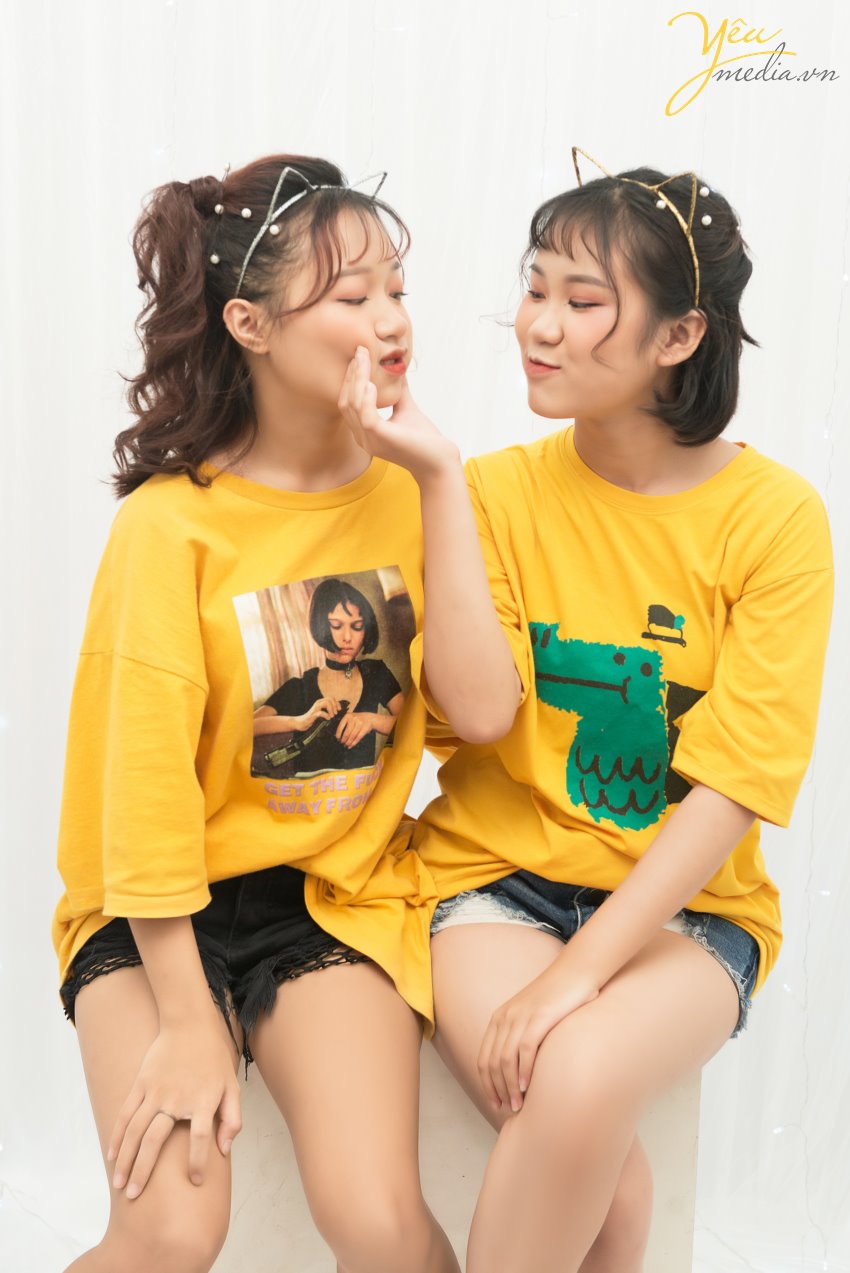 Kiếm được một đứa bạn thân và hợp tính cách với nhau là điều không hề dễ dàng. Bởi vì, tình yêu có thể đến rồi đi nhưng chắc chắn rằng con bạn thân chính là đứa bám riết lấy bạn cả đời. Vậy thì, tại sao không bỏ túi những bí kíp chụp hình nhắng nhít với bạn thân để sau này chú rể của nó sẽ ghen tỵ trước hạnh phúc của hai đứa nhỉ? Cùng tham khảo một số kiểu chụp hình đáng yêu mà Yêu Media đã thực hiện cho đôi bạn thân Chip - Diiny để bắt tay con bạn thân tạo một album siêu dễ thương của riêng hai đứa nhé!