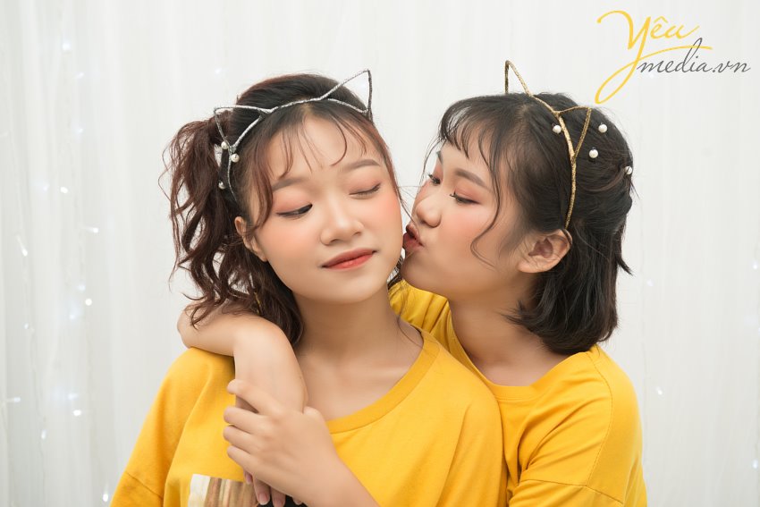 Kiếm được một đứa bạn thân và hợp tính cách với nhau là điều không hề dễ dàng. Bởi vì, tình yêu có thể đến rồi đi nhưng chắc chắn rằng con bạn thân chính là đứa bám riết lấy bạn cả đời. Vậy thì, tại sao không bỏ túi những bí kíp chụp hình nhắng nhít với bạn thân để sau này chú rể của nó sẽ ghen tỵ trước hạnh phúc của hai đứa nhỉ? Cùng tham khảo một số kiểu chụp hình đáng yêu mà Yêu Media đã thực hiện cho đôi bạn thân Chip - Diiny để bắt tay con bạn thân tạo một album siêu dễ thương của riêng hai đứa nhé!