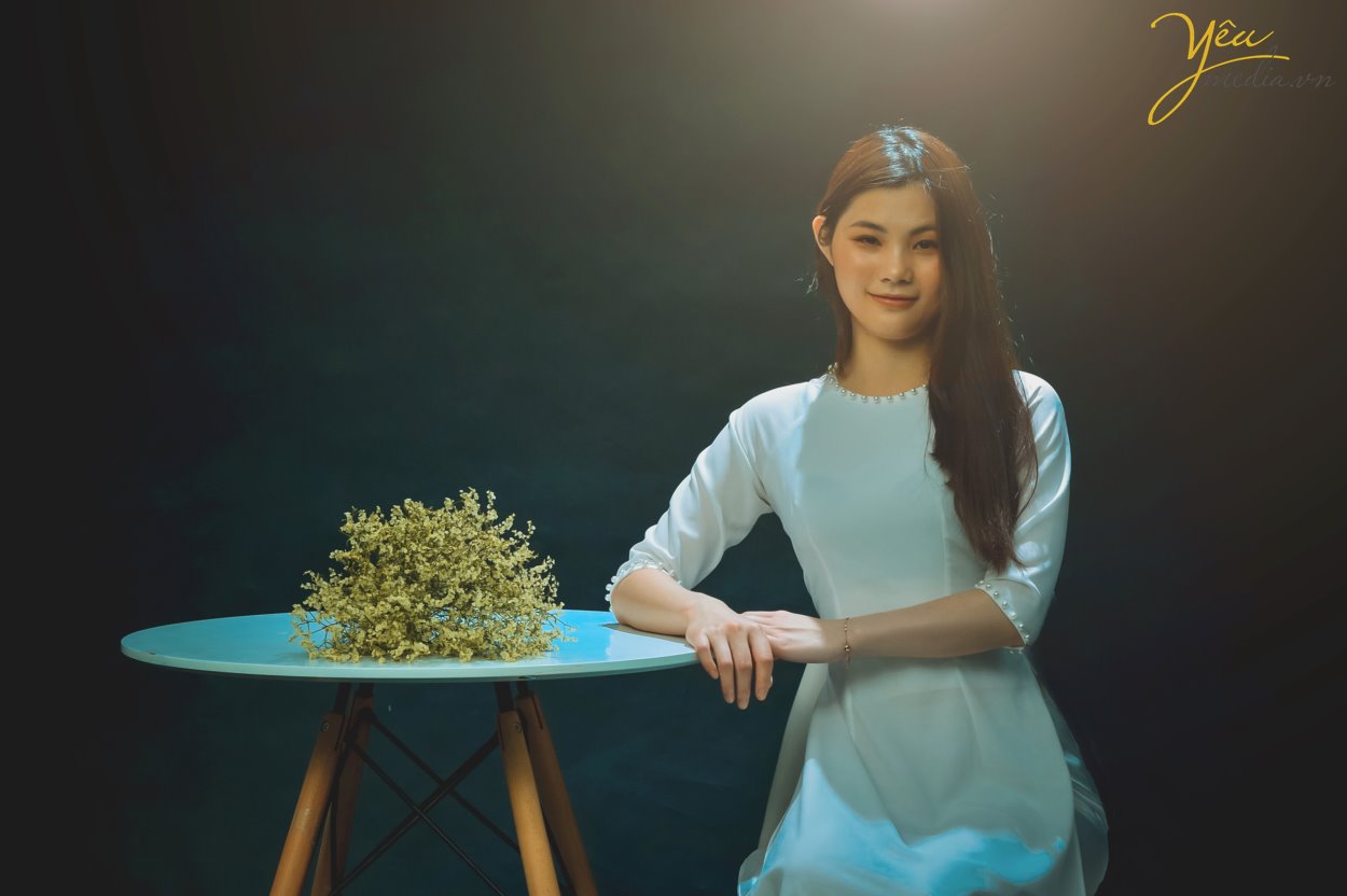 Taking photos of Vietnamese Ao Dai is a trend that many tourists love. To choose a professional, enthusiastic, and passionate photography studio, customers from all over the world, such as Korea, China, Japan, Europe, etc., have chosen Yeumedia studio. Coming to Yeumedia, you will be consulted enthusiastically, to make the right decision for your impressive photos. Where to take photos, at what time of day, how to choose the context, how to makeup, how to choose the dress, how to make hairdo ... will all be helped by Yeumedia's team to create the set the most beautiful pictures for you in Hanoi. In Hanoi there are many places suitable for taking traditional costume "Áo Dài" photos for you to choose, for example: Long Bien bridge, the Old Quarter, the Temple of Literature, Dong Xuan market, Sword Lake, etc. Let's take a look at one sample we made for a Chinese Tourist who fell in love with Hanoi and our "Ao Dai": Ms. Xu Dong Dong