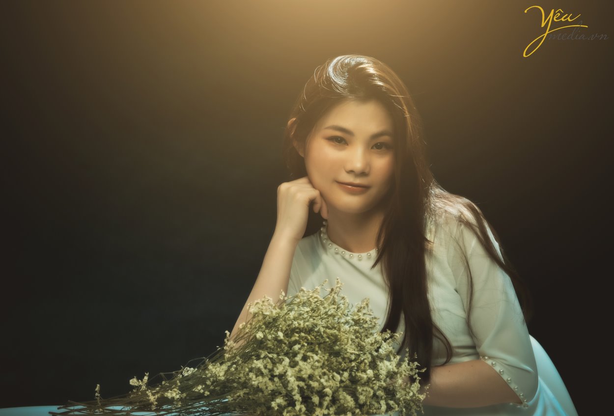 Taking photos of Vietnamese Ao Dai is a trend that many tourists love. To choose a professional, enthusiastic, and passionate photography studio, customers from all over the world, such as Korea, China, Japan, Europe, etc., have chosen Yeumedia studio. Coming to Yeumedia, you will be consulted enthusiastically, to make the right decision for your impressive photos. Where to take photos, at what time of day, how to choose the context, how to makeup, how to choose the dress, how to make hairdo ... will all be helped by Yeumedia's team to create the set the most beautiful pictures for you in Hanoi. In Hanoi there are many places suitable for taking traditional costume "Áo Dài" photos for you to choose, for example: Long Bien bridge, the Old Quarter, the Temple of Literature, Dong Xuan market, Sword Lake, etc. Let's take a look at one sample we made for a Chinese Tourist who fell in love with Hanoi and our "Ao Dai": Ms. Xu Dong Dong