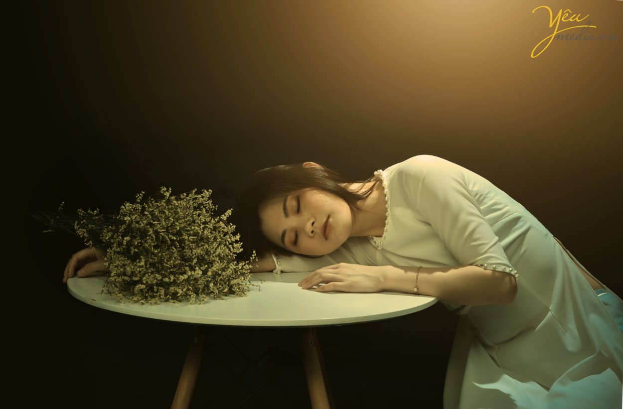 Taking photos of Vietnamese Ao Dai is a trend that many tourists love. To choose a professional, enthusiastic, and passionate photography studio, customers from all over the world, such as Korea, China, Japan, Europe, etc., have chosen Yeumedia studio. Coming to Yeumedia, you will be consulted enthusiastically, to make the right decision for your impressive photos. Where to take photos, at what time of day, how to choose the context, how to makeup, how to choose the dress, how to make hairdo ... will all be helped by Yeumedia's team to create the set the most beautiful pictures for you in Hanoi. In Hanoi there are many places suitable for taking traditional costume "Áo Dài" photos for you to choose, for example: Long Bien bridge, the Old Quarter, the Temple of Literature, Dong Xuan market, Sword Lake, etc. Let's take a look at one sample we made for a Chinese Tourist who fell in love with Hanoi and our "Ao Dai": Ms. Xu Dong Dong