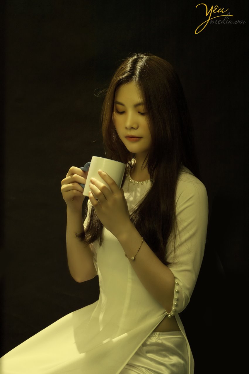 Taking photos of Vietnamese Ao Dai is a trend that many tourists love. To choose a professional, enthusiastic, and passionate photography studio, customers from all over the world, such as Korea, China, Japan, Europe, etc., have chosen Yeumedia studio. Coming to Yeumedia, you will be consulted enthusiastically, to make the right decision for your impressive photos. Where to take photos, at what time of day, how to choose the context, how to makeup, how to choose the dress, how to make hairdo ... will all be helped by Yeumedia's team to create the set the most beautiful pictures for you in Hanoi. In Hanoi there are many places suitable for taking traditional costume "Áo Dài" photos for you to choose, for example: Long Bien bridge, the Old Quarter, the Temple of Literature, Dong Xuan market, Sword Lake, etc. Let's take a look at one sample we made for a Chinese Tourist who fell in love with Hanoi and our "Ao Dai": Ms. Xu Dong Dong