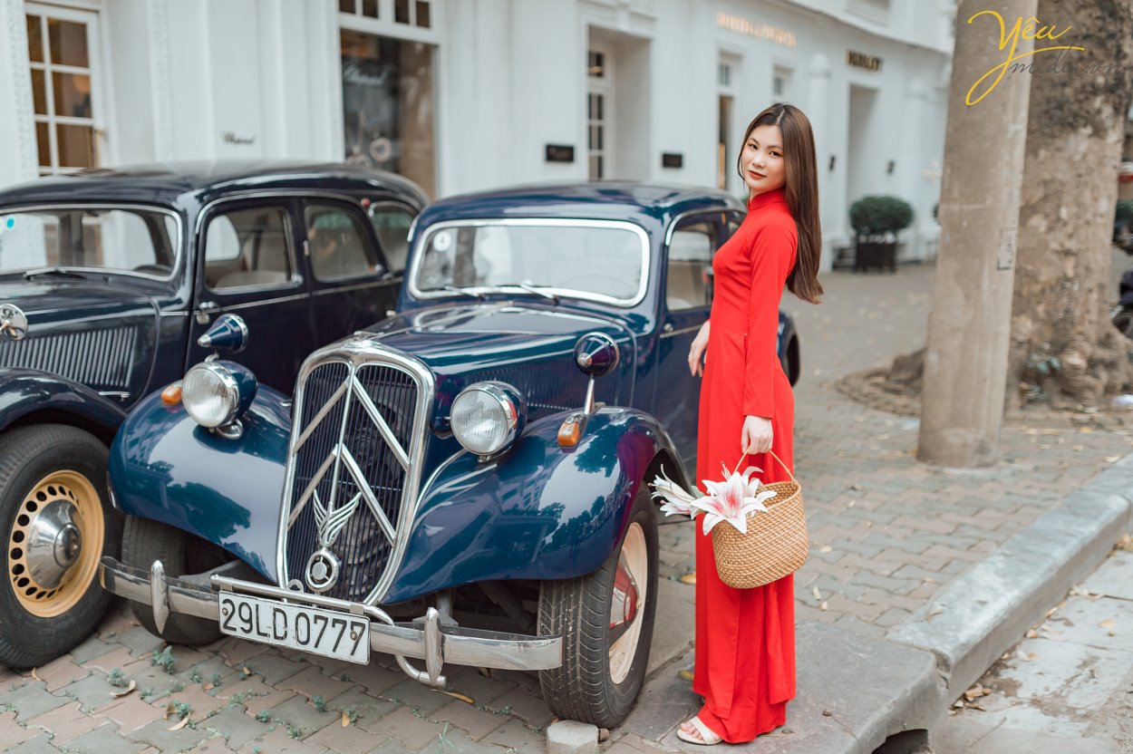 Taking photos of Vietnamese Ao Dai is a trend that many tourists love. To choose a professional, enthusiastic, and passionate photography studio, customers from all over the world, such as Korea, China, Japan, Europe, etc., have chosen Yeumedia studio. Coming to Yeumedia, you will be consulted enthusiastically, to make the right decision for your impressive photos. Where to take photos, at what time of day, how to choose the context, how to makeup, how to choose the dress, how to make hairdo ... will all be helped by Yeumedia's team to create the set the most beautiful pictures for you in Hanoi. In Hanoi there are many places suitable for taking traditional costume "Áo Dài" photos for you to choose, for example: Long Bien bridge, the Old Quarter, the Temple of Literature, Dong Xuan market, Sword Lake, etc. Let's take a look at one sample we made for a Chinese Tourist who fell in love with Hanoi and our "Ao Dai": Ms. Xu Dong Dong