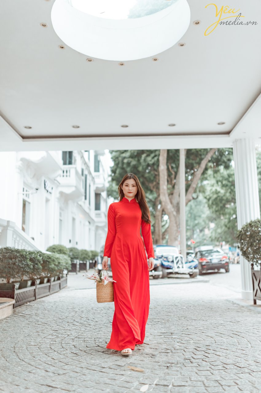 Taking photos of Vietnamese Ao Dai is a trend that many tourists love. To choose a professional, enthusiastic, and passionate photography studio, customers from all over the world, such as Korea, China, Japan, Europe, etc., have chosen Yeumedia studio. Coming to Yeumedia, you will be consulted enthusiastically, to make the right decision for your impressive photos. Where to take photos, at what time of day, how to choose the context, how to makeup, how to choose the dress, how to make hairdo ... will all be helped by Yeumedia's team to create the set the most beautiful pictures for you in Hanoi. In Hanoi there are many places suitable for taking traditional costume "Áo Dài" photos for you to choose, for example: Long Bien bridge, the Old Quarter, the Temple of Literature, Dong Xuan market, Sword Lake, etc. Let's take a look at one sample we made for a Chinese Tourist who fell in love with Hanoi and our "Ao Dai": Ms. Xu Dong Dong