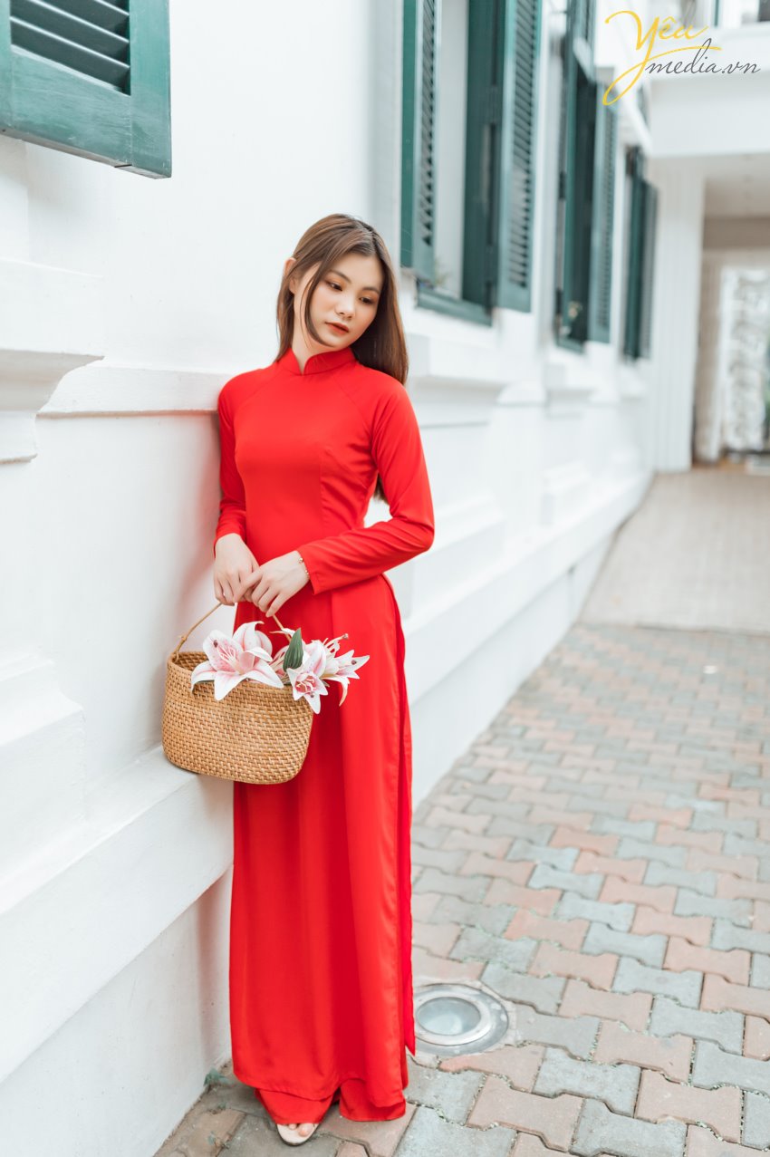 Taking photos of Vietnamese Ao Dai is a trend that many tourists love. To choose a professional, enthusiastic, and passionate photography studio, customers from all over the world, such as Korea, China, Japan, Europe, etc., have chosen Yeumedia studio. Coming to Yeumedia, you will be consulted enthusiastically, to make the right decision for your impressive photos. Where to take photos, at what time of day, how to choose the context, how to makeup, how to choose the dress, how to make hairdo ... will all be helped by Yeumedia's team to create the set the most beautiful pictures for you in Hanoi. In Hanoi there are many places suitable for taking traditional costume "Áo Dài" photos for you to choose, for example: Long Bien bridge, the Old Quarter, the Temple of Literature, Dong Xuan market, Sword Lake, etc. Let's take a look at one sample we made for a Chinese Tourist who fell in love with Hanoi and our "Ao Dai": Ms. Xu Dong Dong