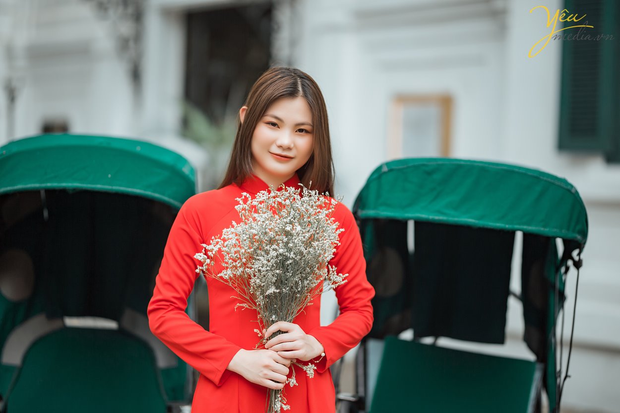 Taking photos of Vietnamese Ao Dai is a trend that many tourists love. To choose a professional, enthusiastic, and passionate photography studio, customers from all over the world, such as Korea, China, Japan, Europe, etc., have chosen Yeumedia studio. Coming to Yeumedia, you will be consulted enthusiastically, to make the right decision for your impressive photos. Where to take photos, at what time of day, how to choose the context, how to makeup, how to choose the dress, how to make hairdo ... will all be helped by Yeumedia's team to create the set the most beautiful pictures for you in Hanoi. In Hanoi there are many places suitable for taking traditional costume "Áo Dài" photos for you to choose, for example: Long Bien bridge, the Old Quarter, the Temple of Literature, Dong Xuan market, Sword Lake, etc. Let's take a look at one sample we made for a Chinese Tourist who fell in love with Hanoi and our "Ao Dai": Ms. Xu Dong Dong