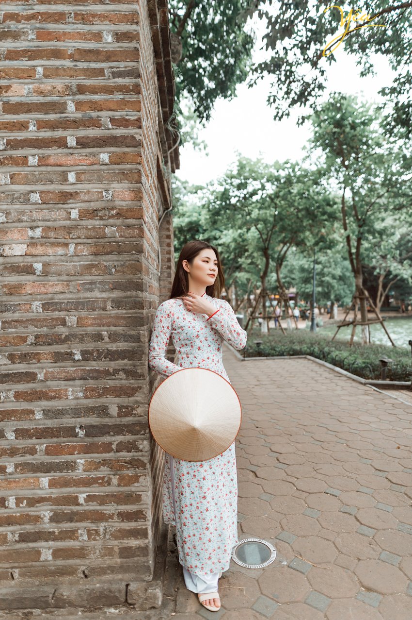 Taking photos of Vietnamese Ao Dai is a trend that many tourists love. To choose a professional, enthusiastic, and passionate photography studio, customers from all over the world, such as Korea, China, Japan, Europe, etc., have chosen Yeumedia studio. Coming to Yeumedia, you will be consulted enthusiastically, to make the right decision for your impressive photos. Where to take photos, at what time of day, how to choose the context, how to makeup, how to choose the dress, how to make hairdo ... will all be helped by Yeumedia's team to create the set the most beautiful pictures for you in Hanoi. In Hanoi there are many places suitable for taking traditional costume "Áo Dài" photos for you to choose, for example: Long Bien bridge, the Old Quarter, the Temple of Literature, Dong Xuan market, Sword Lake, etc. Let's take a look at one sample we made for a Chinese Tourist who fell in love with Hanoi and our "Ao Dai": Ms. Xu Dong Dong