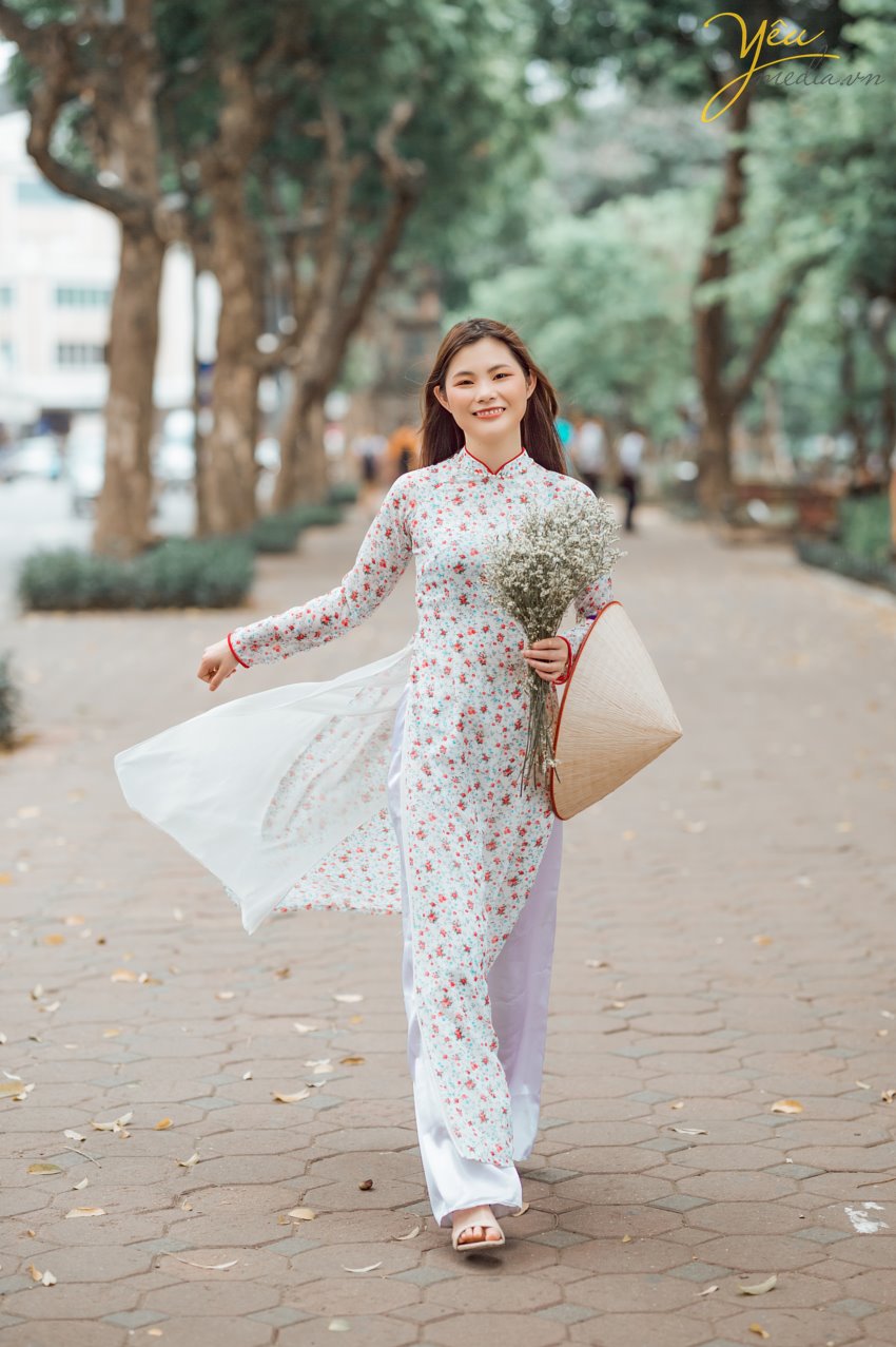 Taking photos of Vietnamese Ao Dai is a trend that many tourists love. To choose a professional, enthusiastic, and passionate photography studio, customers from all over the world, such as Korea, China, Japan, Europe, etc., have chosen Yeumedia studio. Coming to Yeumedia, you will be consulted enthusiastically, to make the right decision for your impressive photos. Where to take photos, at what time of day, how to choose the context, how to makeup, how to choose the dress, how to make hairdo ... will all be helped by Yeumedia's team to create the set the most beautiful pictures for you in Hanoi. In Hanoi there are many places suitable for taking traditional costume "Áo Dài" photos for you to choose, for example: Long Bien bridge, the Old Quarter, the Temple of Literature, Dong Xuan market, Sword Lake, etc. Let's take a look at one sample we made for a Chinese Tourist who fell in love with Hanoi and our "Ao Dai": Ms. Xu Dong Dong