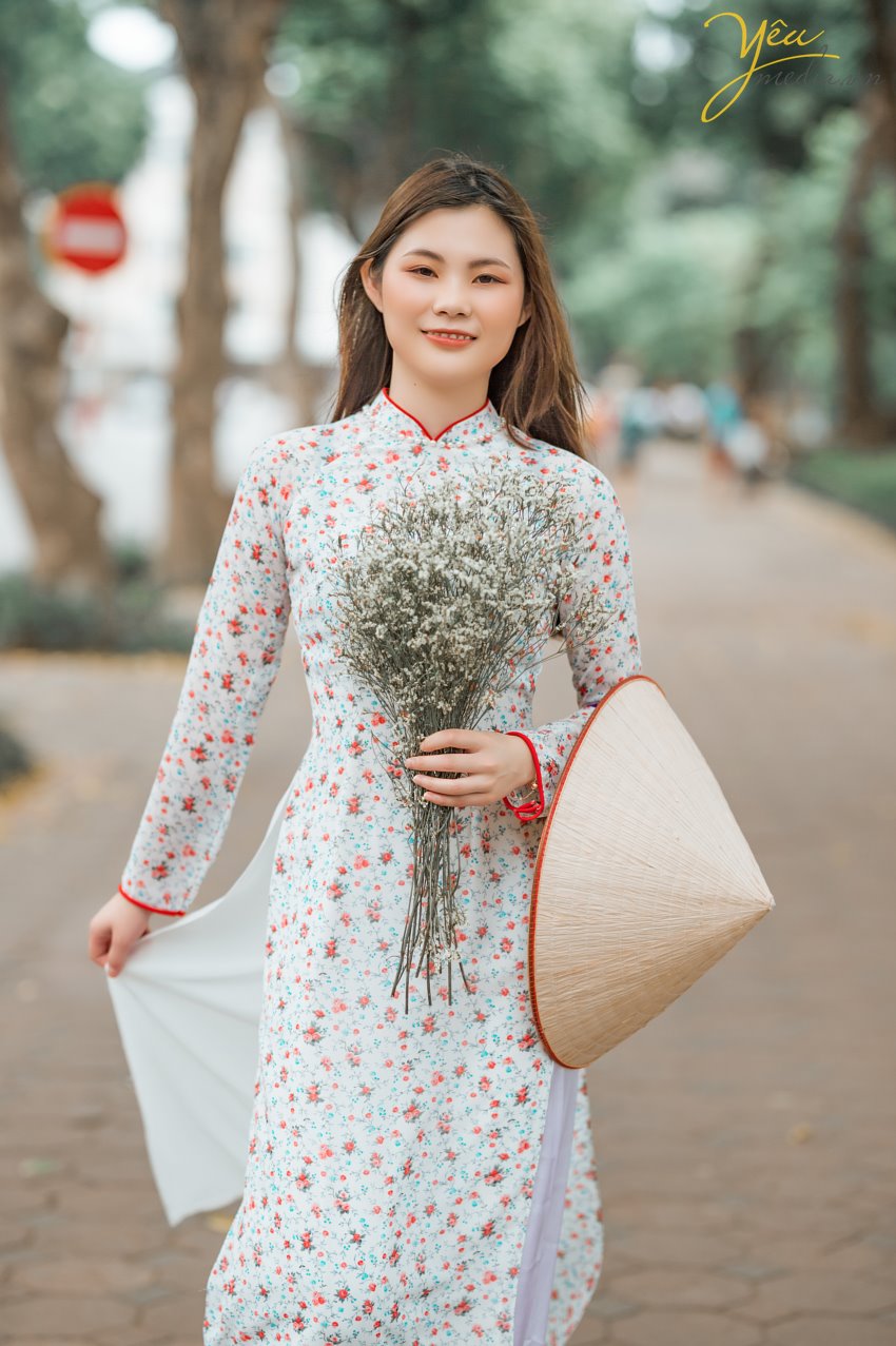 Taking photos of Vietnamese Ao Dai is a trend that many tourists love. To choose a professional, enthusiastic, and passionate photography studio, customers from all over the world, such as Korea, China, Japan, Europe, etc., have chosen Yeumedia studio. Coming to Yeumedia, you will be consulted enthusiastically, to make the right decision for your impressive photos. Where to take photos, at what time of day, how to choose the context, how to makeup, how to choose the dress, how to make hairdo ... will all be helped by Yeumedia's team to create the set the most beautiful pictures for you in Hanoi. In Hanoi there are many places suitable for taking traditional costume "Áo Dài" photos for you to choose, for example: Long Bien bridge, the Old Quarter, the Temple of Literature, Dong Xuan market, Sword Lake, etc. Let's take a look at one sample we made for a Chinese Tourist who fell in love with Hanoi and our "Ao Dai": Ms. Xu Dong Dong