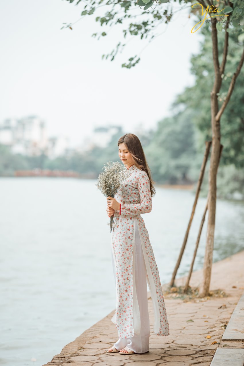 Taking photos of Vietnamese Ao Dai is a trend that many tourists love. To choose a professional, enthusiastic, and passionate photography studio, customers from all over the world, such as Korea, China, Japan, Europe, etc., have chosen Yeumedia studio. Coming to Yeumedia, you will be consulted enthusiastically, to make the right decision for your impressive photos. Where to take photos, at what time of day, how to choose the context, how to makeup, how to choose the dress, how to make hairdo ... will all be helped by Yeumedia's team to create the set the most beautiful pictures for you in Hanoi. In Hanoi there are many places suitable for taking traditional costume "Áo Dài" photos for you to choose, for example: Long Bien bridge, the Old Quarter, the Temple of Literature, Dong Xuan market, Sword Lake, etc. Let's take a look at one sample we made for a Chinese Tourist who fell in love with Hanoi and our "Ao Dai": Ms. Xu Dong Dong
