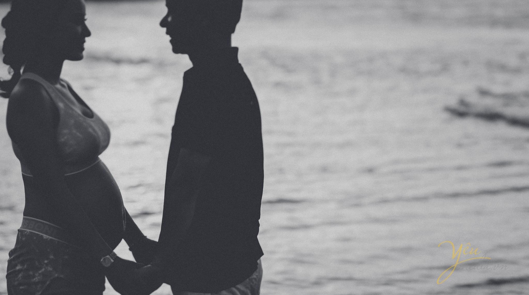 ảnh đen trắng chụp mẹ bầu cùng chồng trên biển