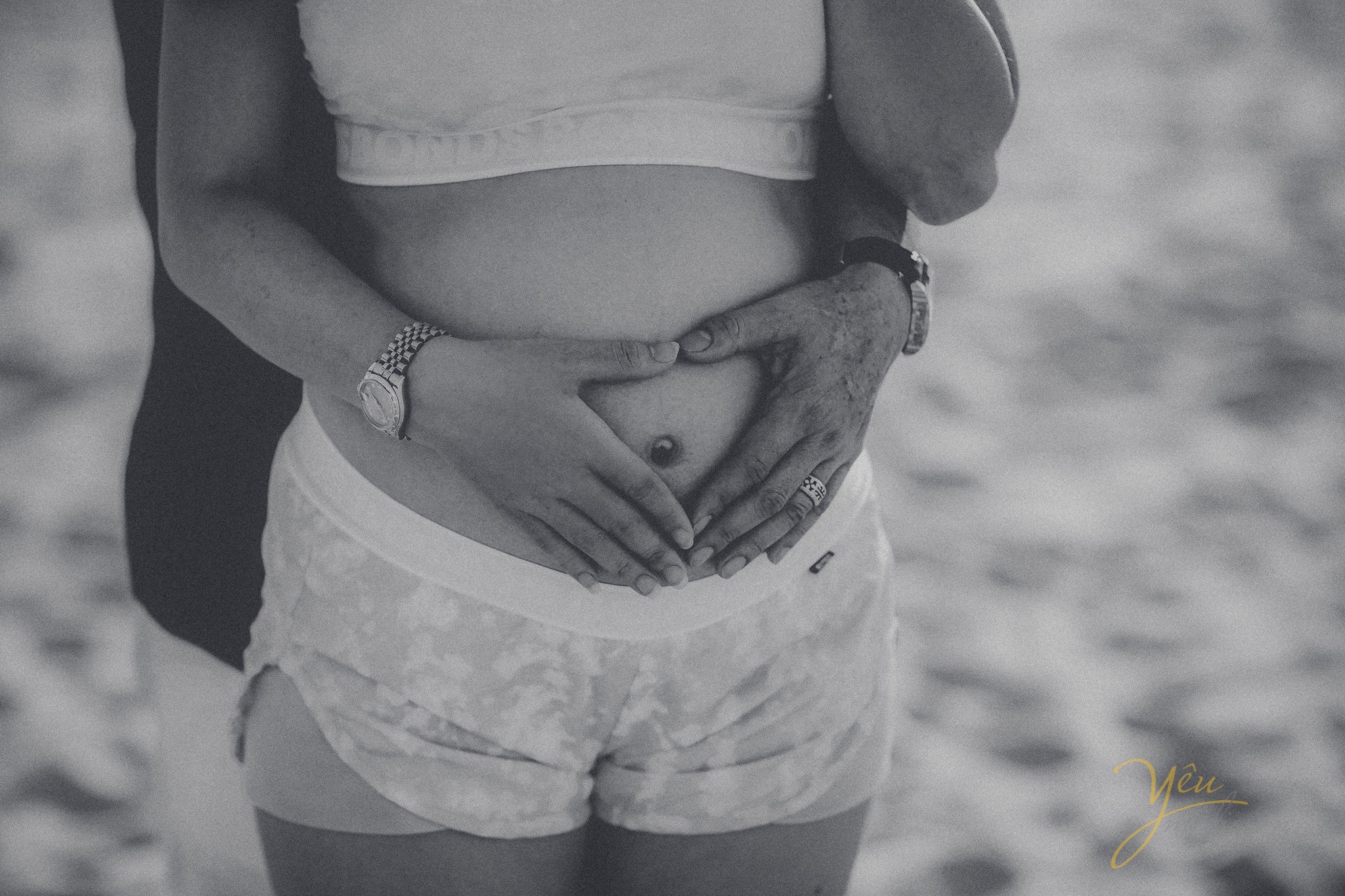 ảnh đen trắng chụp chồng ôm bụng bầu vợ tạo hình trái tim