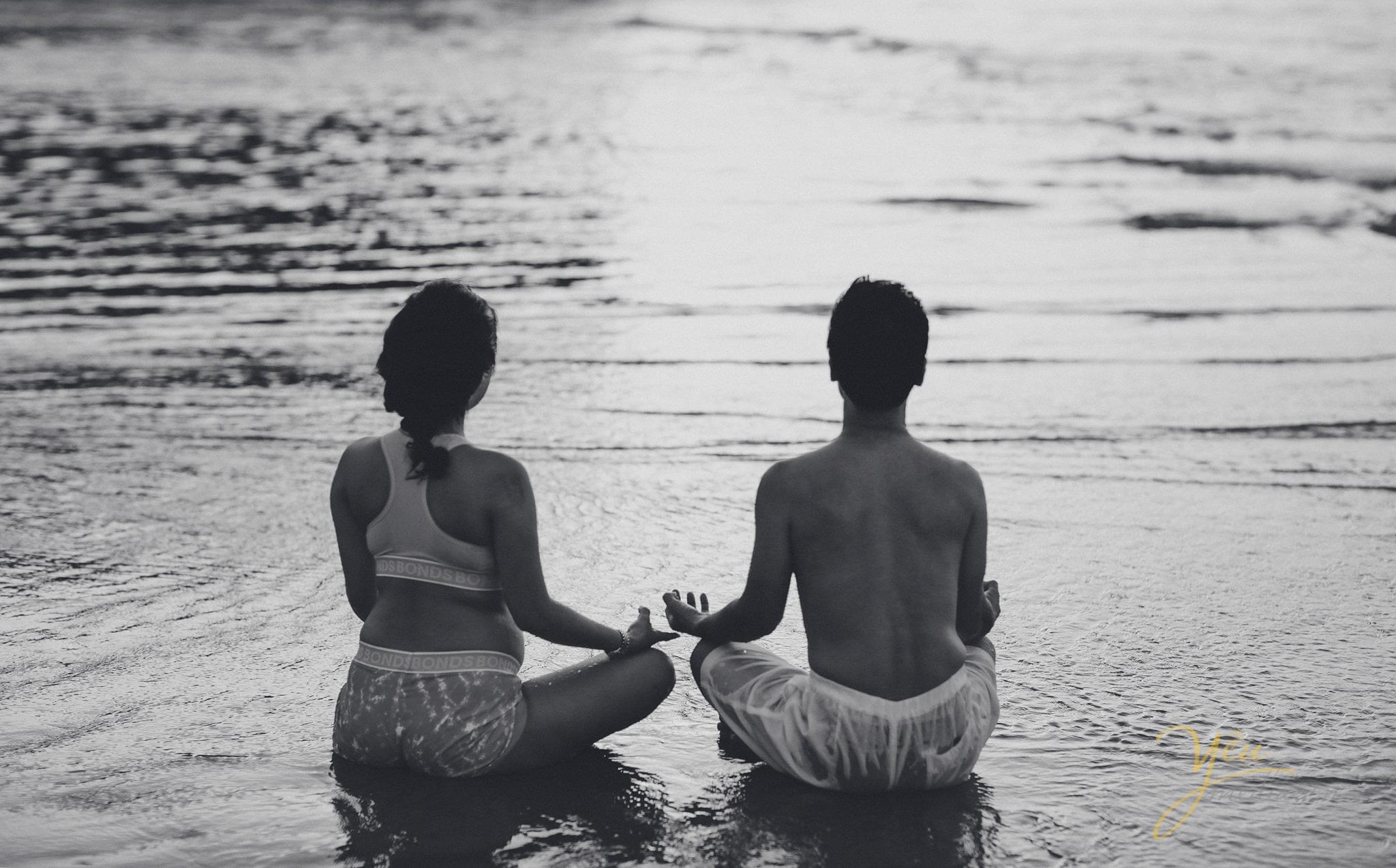 ảnh chụp vợ bầu trên biển đen trắng hai vợ chồng ngồi thiền hướng mặt ra biển
