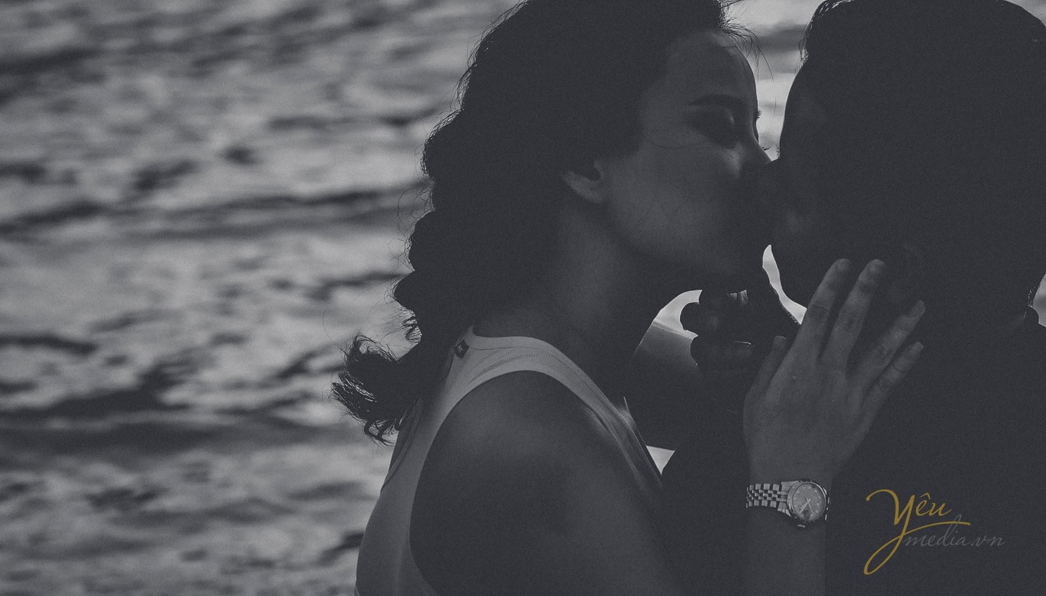 ảnh hôn nhau đen trắng