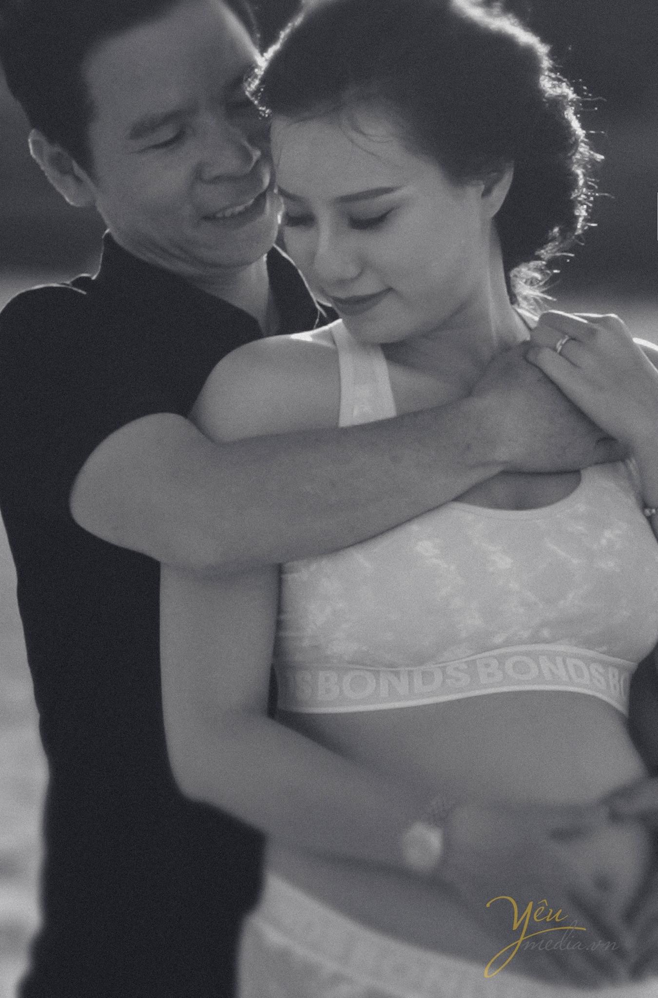 ảnh chụp đen trắng vợ chồng thì thầm tình cảm trên biển