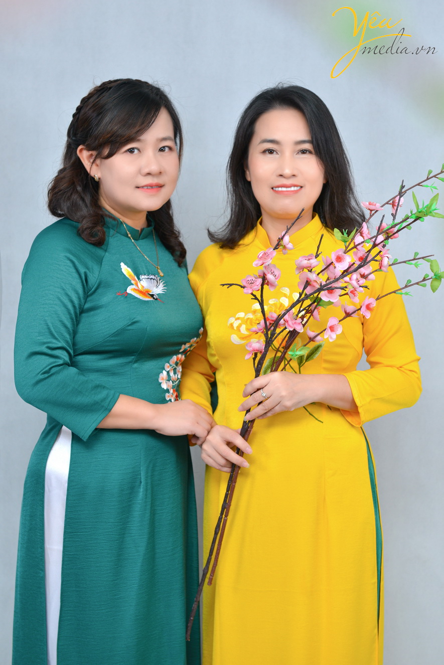 Bộ ảnh hai chị em Lương Huệ - Thu Hương chụp trong studio rất duyên dáng