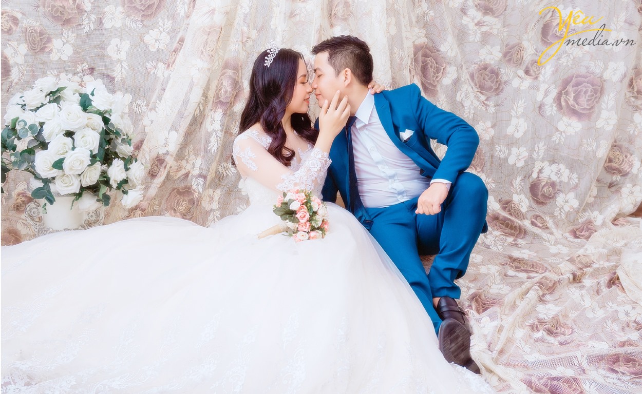 cô dâu chú rể hôn nhau trong phim trường