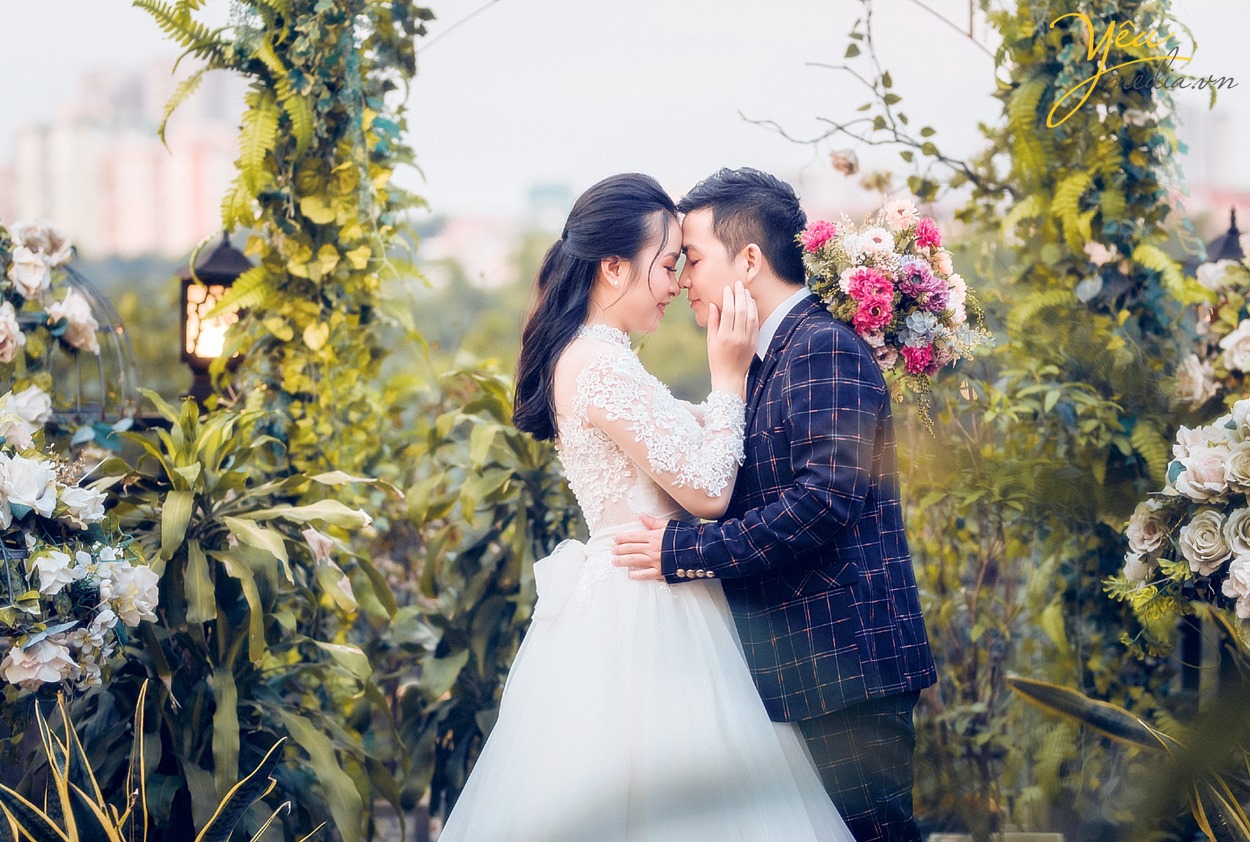 cô dâu chú rể tựa trán vào nhau khi chụp ảnh pre wedding