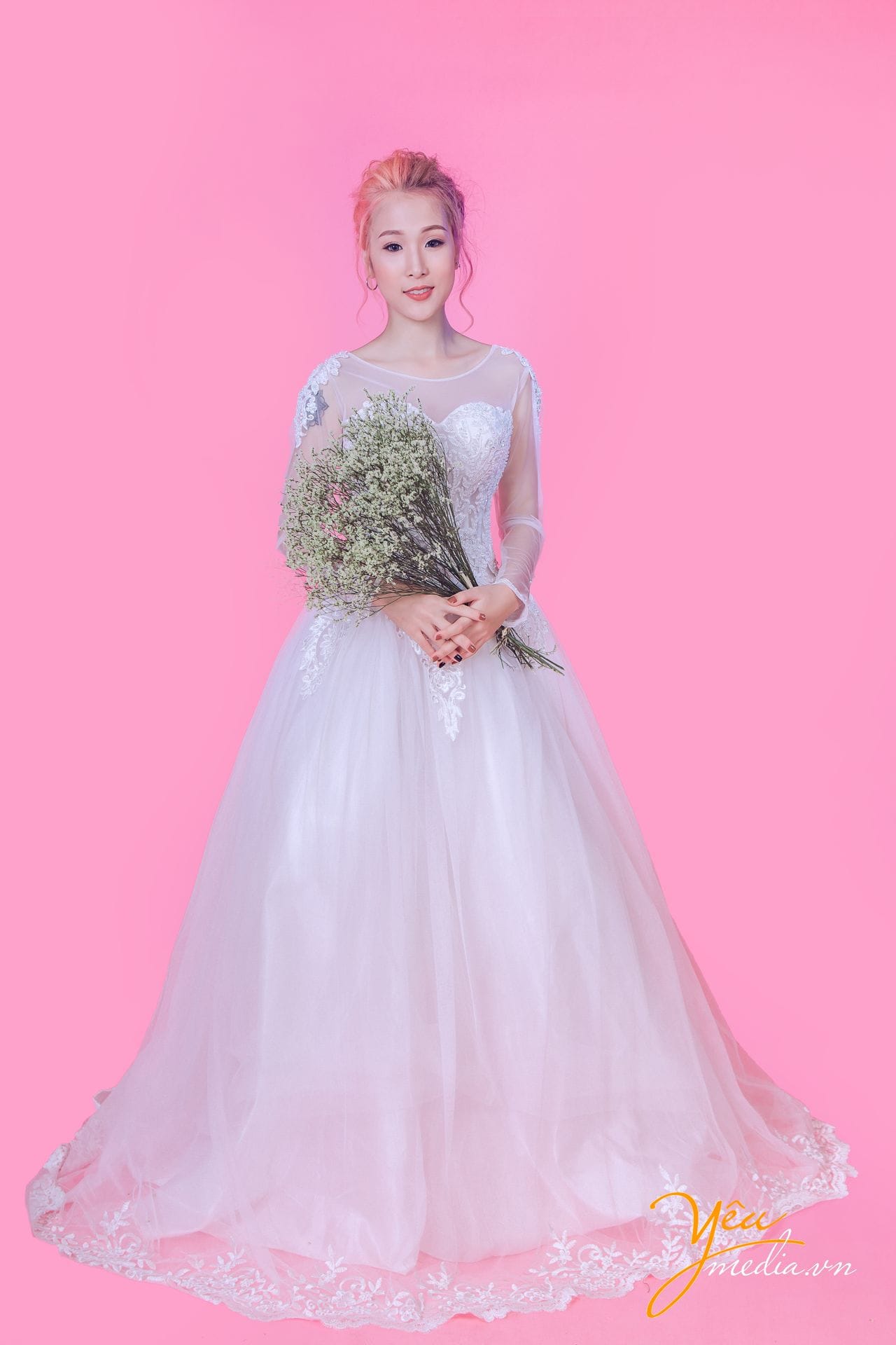 nét đẹp dịu dàng, nữ tính của cô dâu trong bộ váy trắng