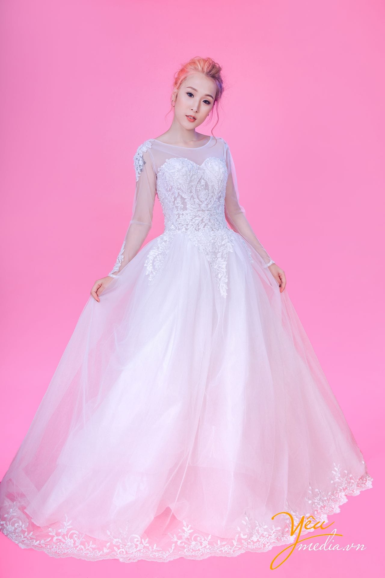 cô dâu trong bộ váy trắng tinh khôi