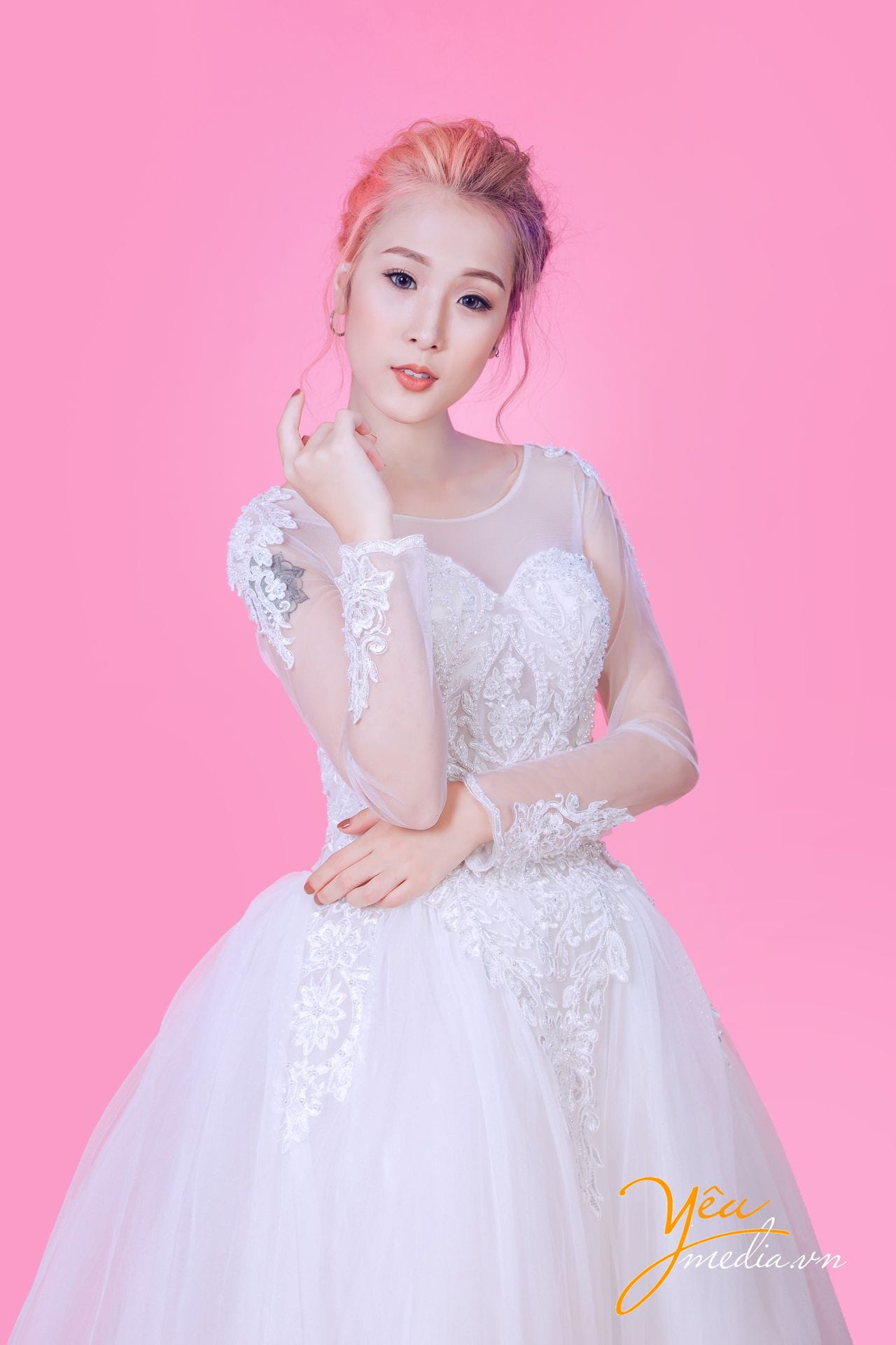 cô dâu đẹp rạng ngời trong bộ váy xòe màu trắng