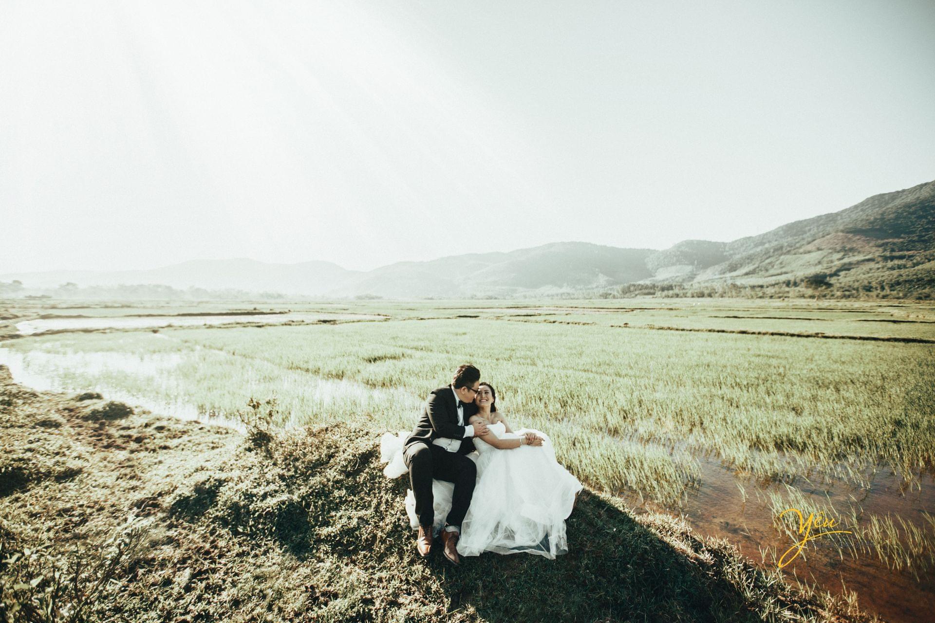 chú rể cô dâu ngồi dựa vai nói chuyện vui vẻ